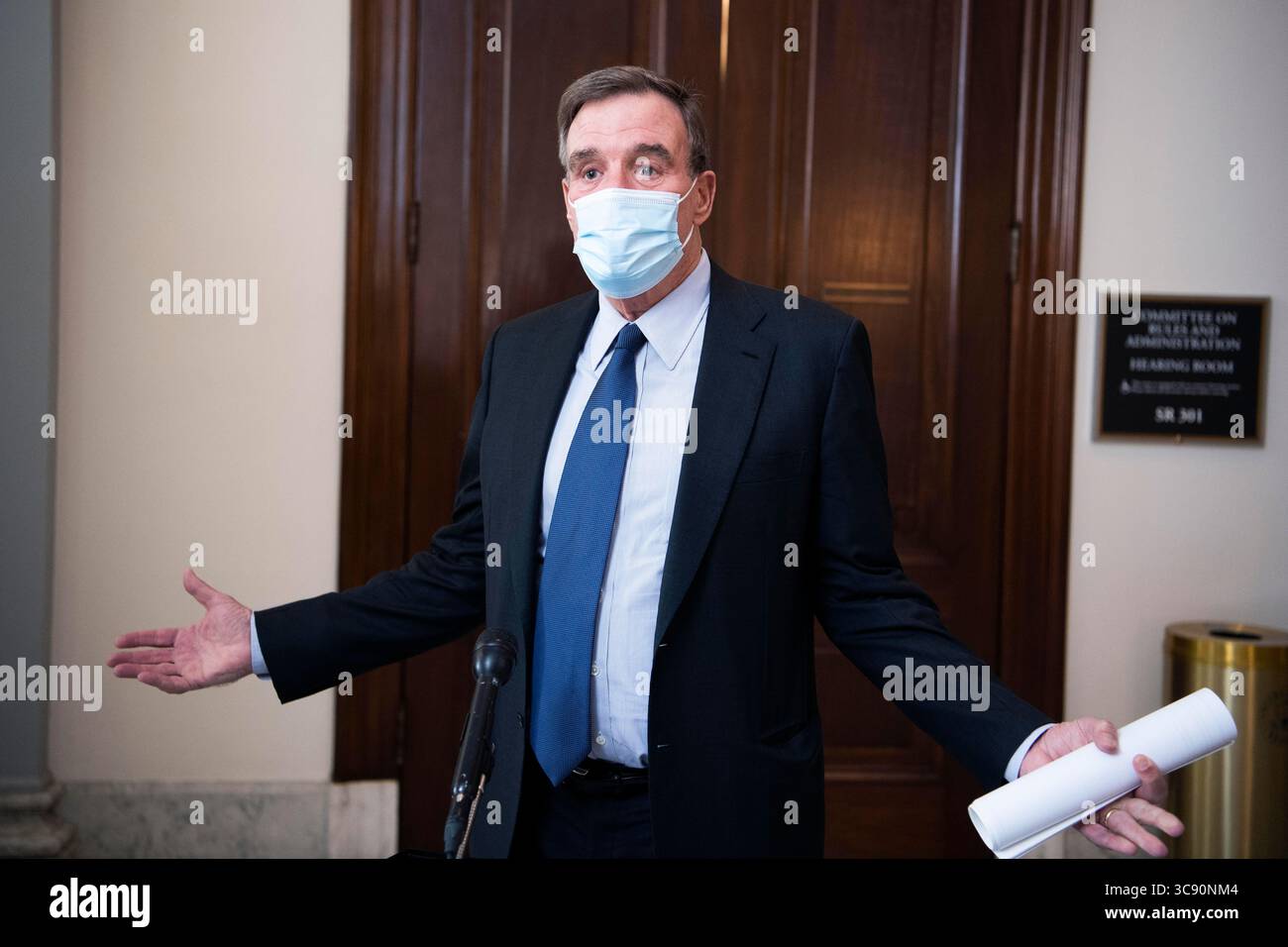 24 febbraio 2021, Washington, District of Columbia, USA: Il senatore degli Stati Uniti Mark Warner (Democratico della Virginia), Presidente, Comitato di selezione del Senato degli Stati Uniti sull'Intelligence, arriva per l'audizione di conferma del Senato Select Intelligence Committee per William Burns, candidato al direttore della Central Intelligence Agency, presso il Russell Senate Office Building a Capitol Hill a Washington, D.C., mercoledì 24 febbraio 2021 (immagine di credito: © Tom Williams - Pool via CNP/CNP via ZUMA Wire) Foto Stock