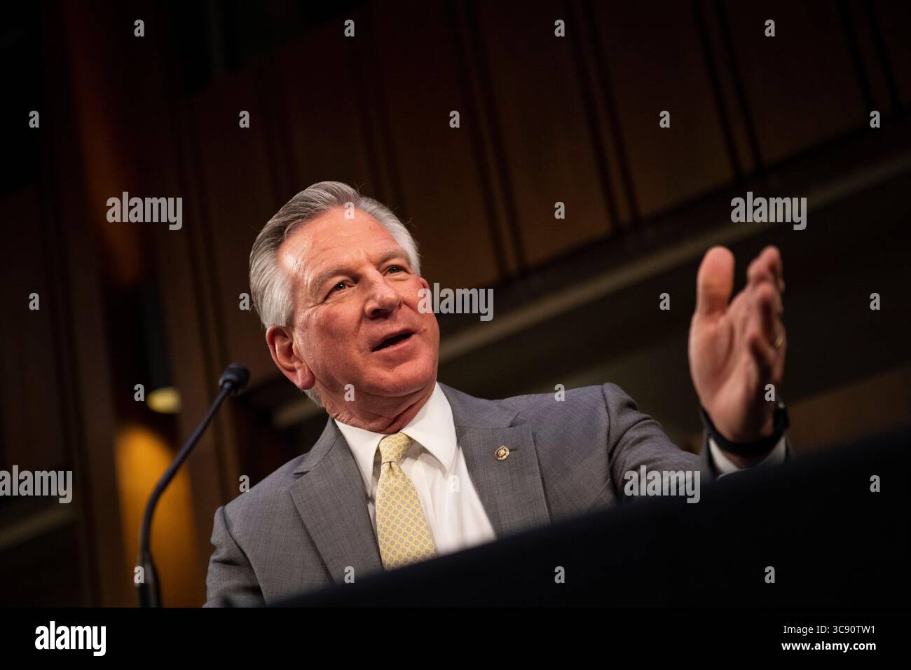 25 febbraio 2021, Washington, District of Columbia, USA: Il senatore degli Stati Uniti Tommy Tuberville (repubblicano dell'Alabama), parla durante le audizioni di conferma di Vivek Murthy e Rachel Levine davanti alla commissione senatoriale salute, istruzione, lavoro e pensioni a Washington giovedì 25 febbraio 2021. Murthy è nominato per diventare Direttore medico nel corpo regolare del servizio di sanità pubblica e per essere chirurgo generale del servizio di sanità pubblica e Levine è nominato per diventare Assistente Segretario, sia del Dipartimento di salute e servizi umani (Credit Image: © Caroline Brehman - Foto Stock