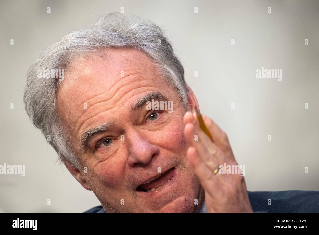 25 febbraio 2021, Washington, Distretto di Columbia, USA: Il senatore degli Stati Uniti Tim Kaine (Democratico della Virginia), parla durante le audizioni di conferma di Vivek Murthy e Rachel Levine davanti alla commissione senatoriale salute, istruzione, lavoro e pensioni a Washington giovedì 25 febbraio 2021. Murthy è nominato per diventare Direttore medico nel corpo regolare del servizio di sanità pubblica e per essere chirurgo generale del servizio di sanità pubblica e Levine è nominato per diventare Assistente Segretario, sia del Dipartimento di salute e servizi umani (Credit Image: © Caroline Brehman - Pool vi Foto Stock