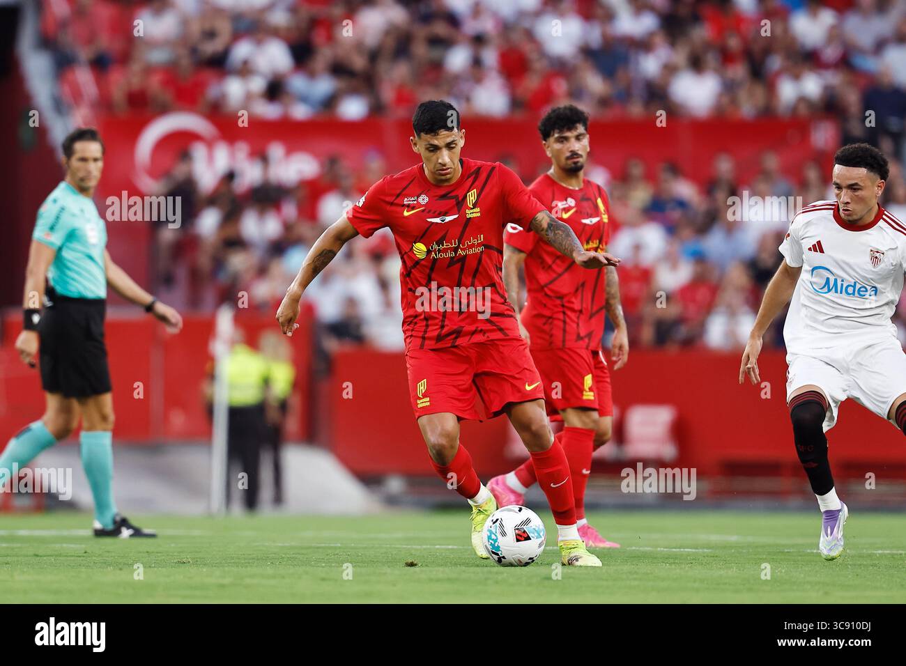 Siviglia, Spagna. 4 agosto 2025. Equi Fernandez (al-Qadsiah) calcio: Partita spagnola pre-stagionale del 'Trofeo Antonio Puerta' tra Siviglia FC - al-Qadsiah FC all'Estadio Ramon Sanchez-Pizjuan di Siviglia, Spagna. Crediti: Mutsu Kawamori/AFLO/Alamy Live News Foto Stock