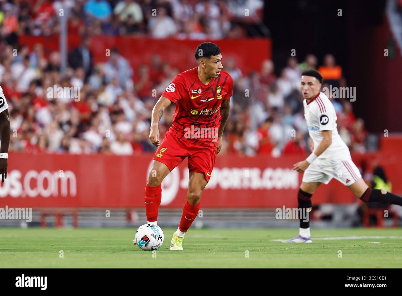 Siviglia, Spagna. 4 agosto 2025. Equi Fernandez (al-Qadsiah) calcio: Partita spagnola pre-stagionale del 'Trofeo Antonio Puerta' tra Siviglia FC - al-Qadsiah FC all'Estadio Ramon Sanchez-Pizjuan di Siviglia, Spagna. Crediti: Mutsu Kawamori/AFLO/Alamy Live News Foto Stock