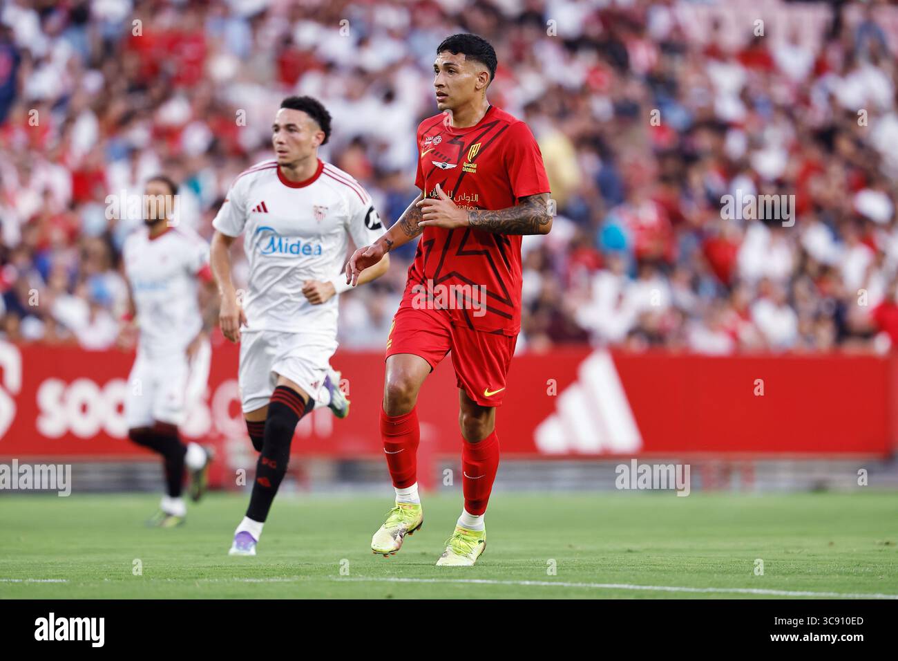 Siviglia, Spagna. 4 agosto 2025. Equi Fernandez (al-Qadsiah) calcio: Partita spagnola pre-stagionale del 'Trofeo Antonio Puerta' tra Siviglia FC - al-Qadsiah FC all'Estadio Ramon Sanchez-Pizjuan di Siviglia, Spagna. Crediti: Mutsu Kawamori/AFLO/Alamy Live News Foto Stock