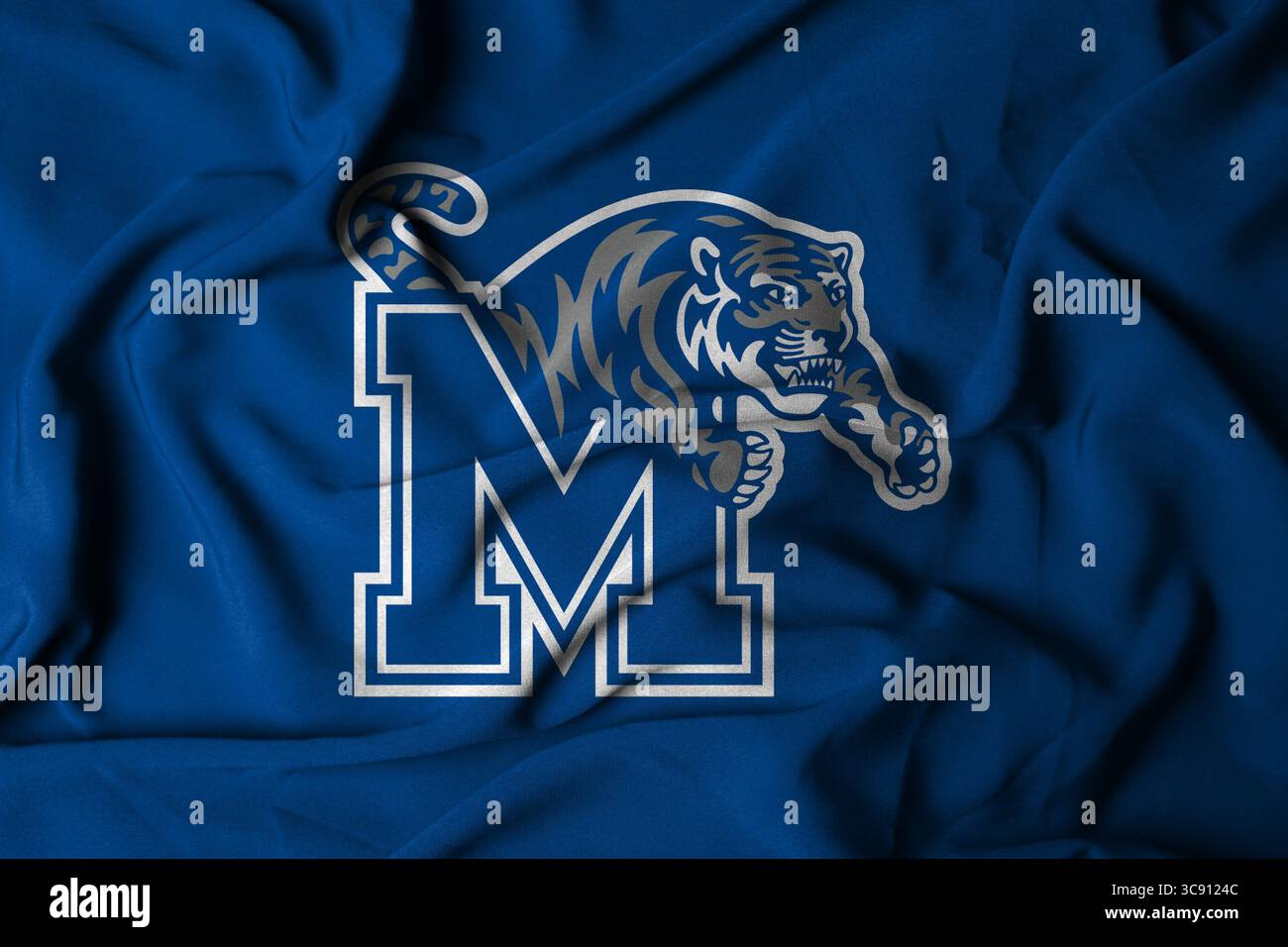 Pringsewu, Lampung; 6 agosto 2025; il logo della squadra di football americano dei Memphis Tigers con tessuto ondulato testurizzato Foto Stock