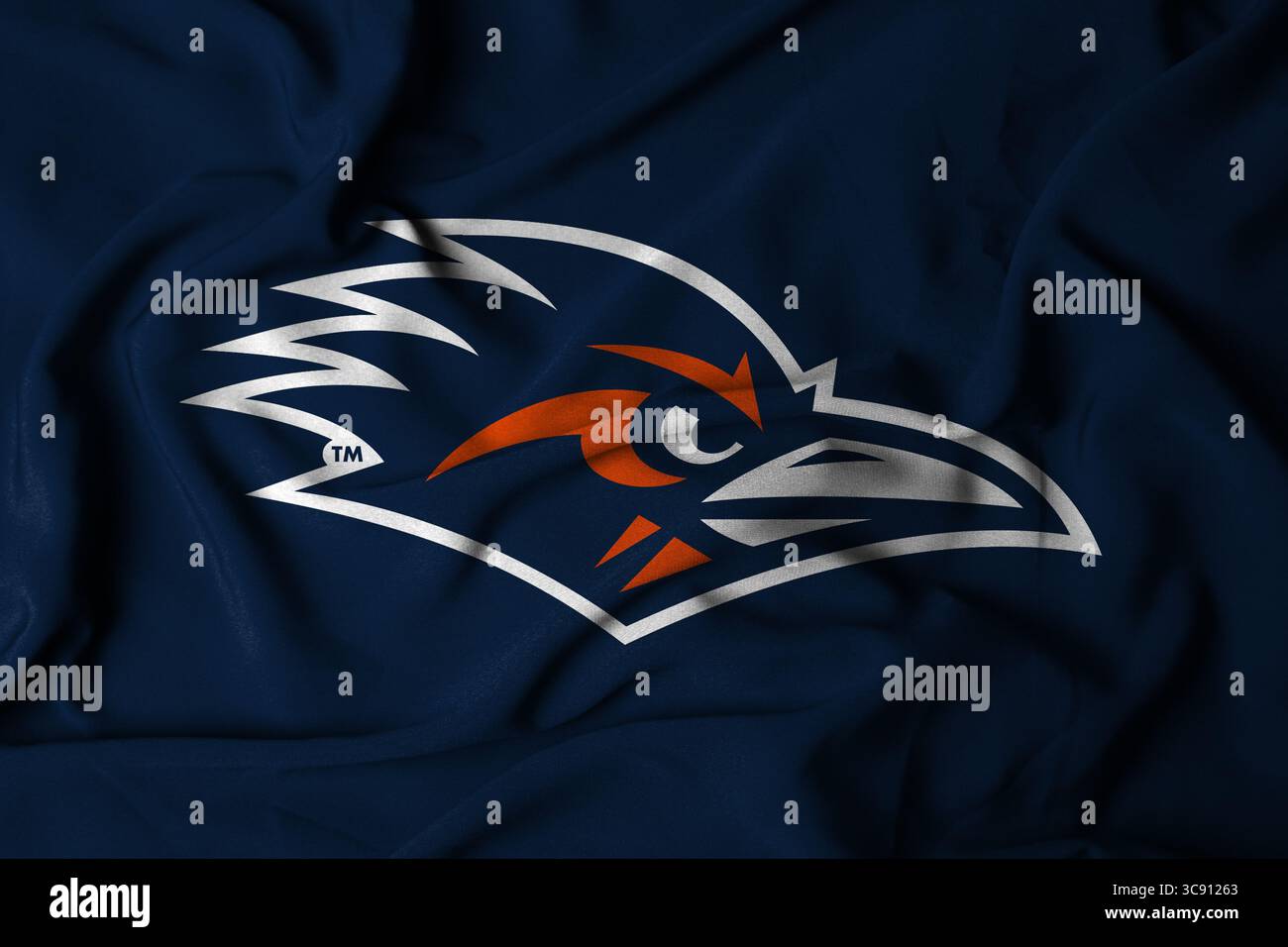 Pringsewu, Lampung; 6 agosto 2025; il logo della squadra di football americano UTSA Roadrunners con tessuto ondulato testurizzato Foto Stock