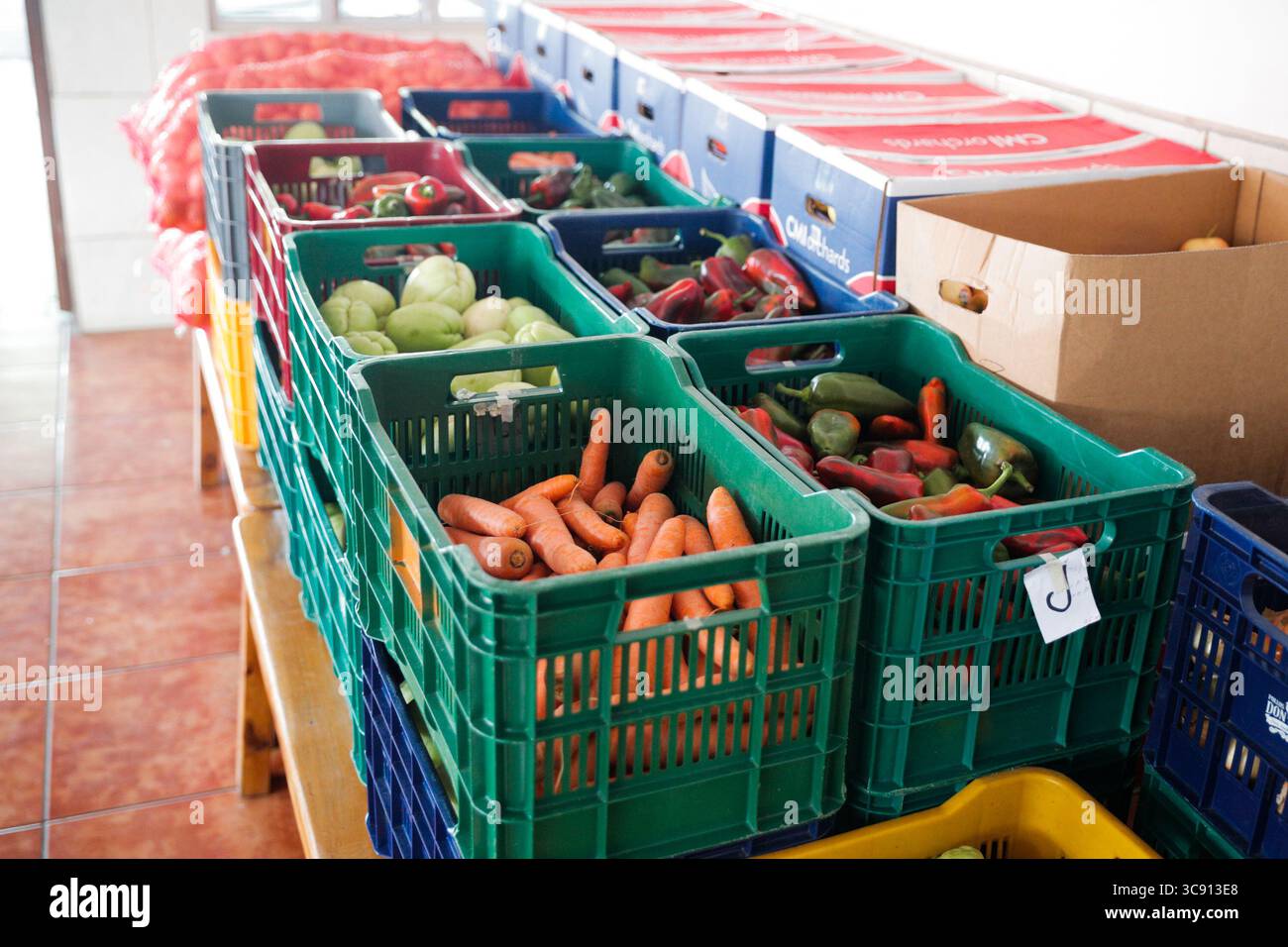 27 febbraio 2021: 18/5/2020. San Isidro de Heredia. Escuela JesÃÂºs ArgÃÂ¼ello Villalobos. Llegada de los alimentos que serÃÂn entregados a las familias de estudiantes el dÃÂ­a de maÃÂ±ana, como parte de la tercera entrega de ayuda alimentaria enviada por el MEP a escuelas y colegios del paÃÂ­s. Foto Jeffrey Zamora (immagine di credito: © Jeffrey Zamora/la Nacion via ZUMA Press) Foto Stock