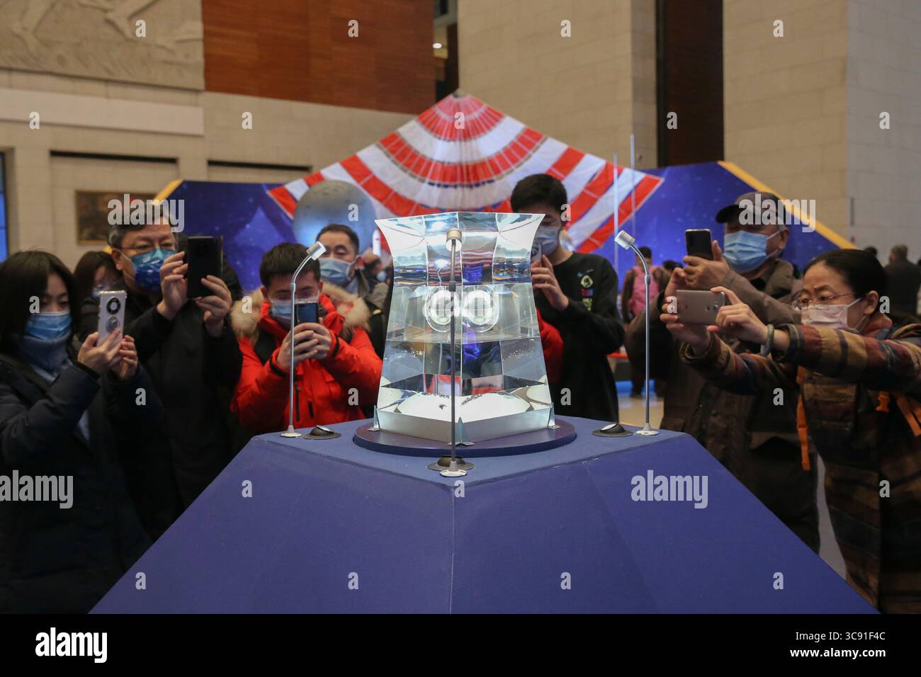 28 febbraio 2021, Pechino, Pechino, Cina: 100g di suolo lunare è esposto al Museo Nazionale della Cina a Pechino, Cina, il 28 febbraio 2021. (Immagine di credito: © TPG via ZUMA Press) Foto Stock