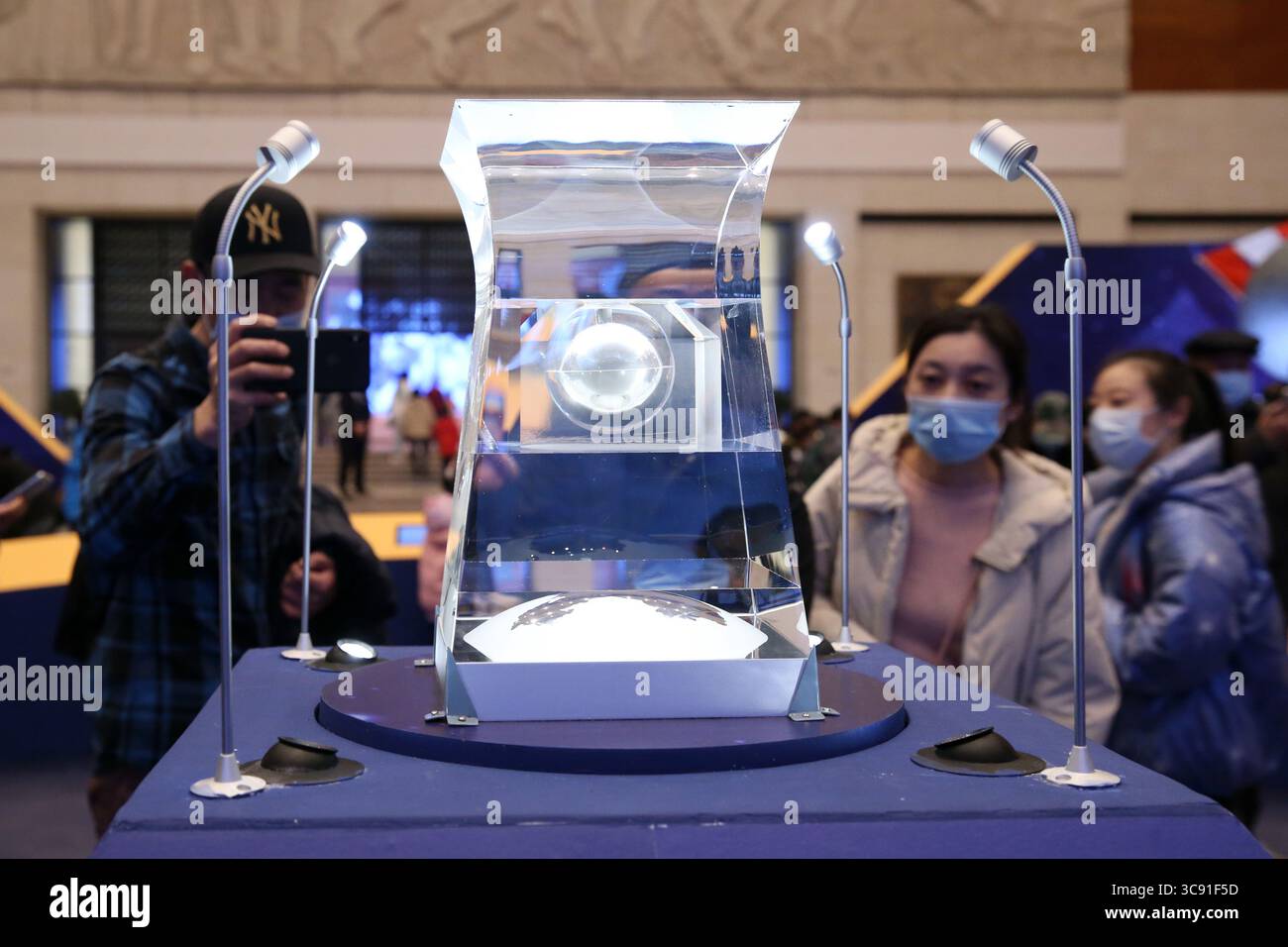 28 febbraio 2021, Pechino, Pechino, Cina: 100g di suolo lunare è esposto al Museo Nazionale della Cina a Pechino, Cina, il 28 febbraio 2021. (Immagine di credito: © TPG via ZUMA Press) Foto Stock