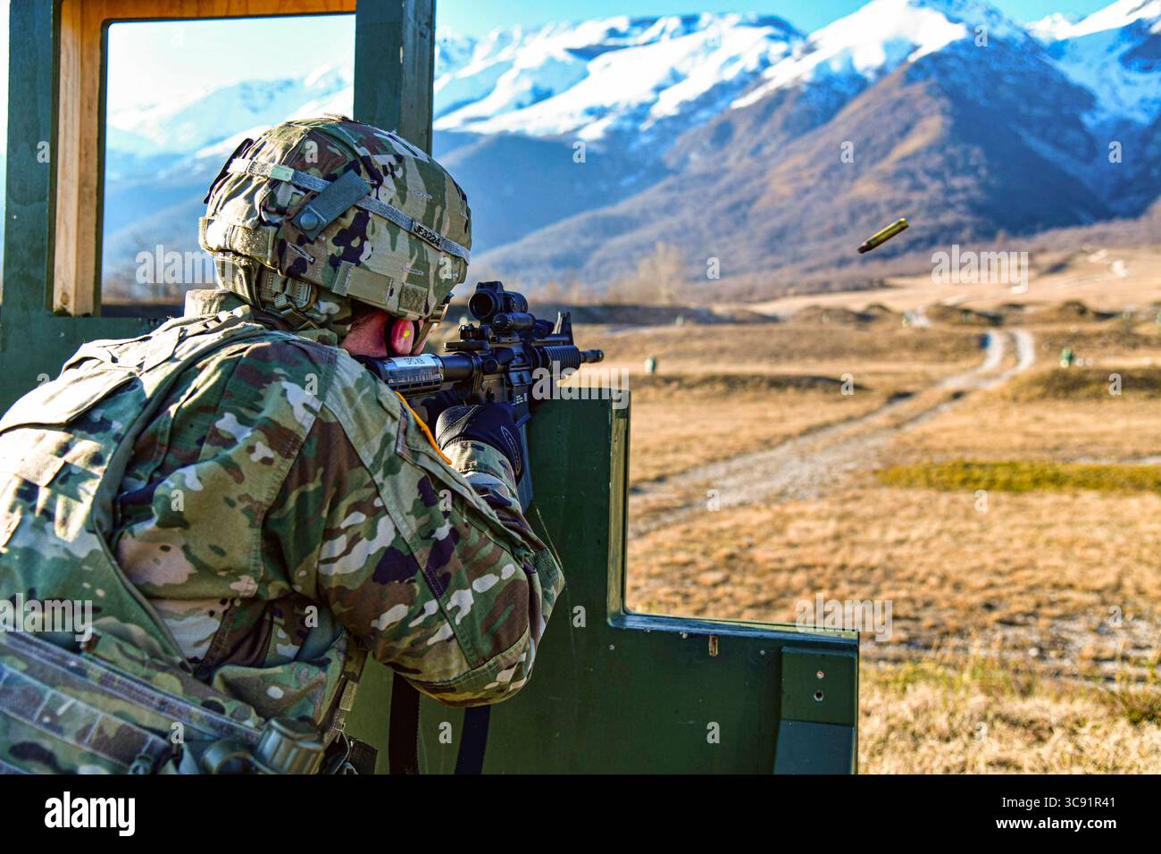 26 gennaio 2021 - Aviano, Italia - Un soldato assegnato alla Task Force Southern European dell'Esercito degli Stati Uniti, Africa, impegna obiettivi pop-up con una carabina M4 durante l'addestramento di tiro al tiro al Cao Malnisio Range a Pordenone, Italia, 26 gennaio 2021. (Immagine di credito: © Davide Massara/U.S. Army/ZUMA Wire/ZUMAPRESS.com) Foto Stock
