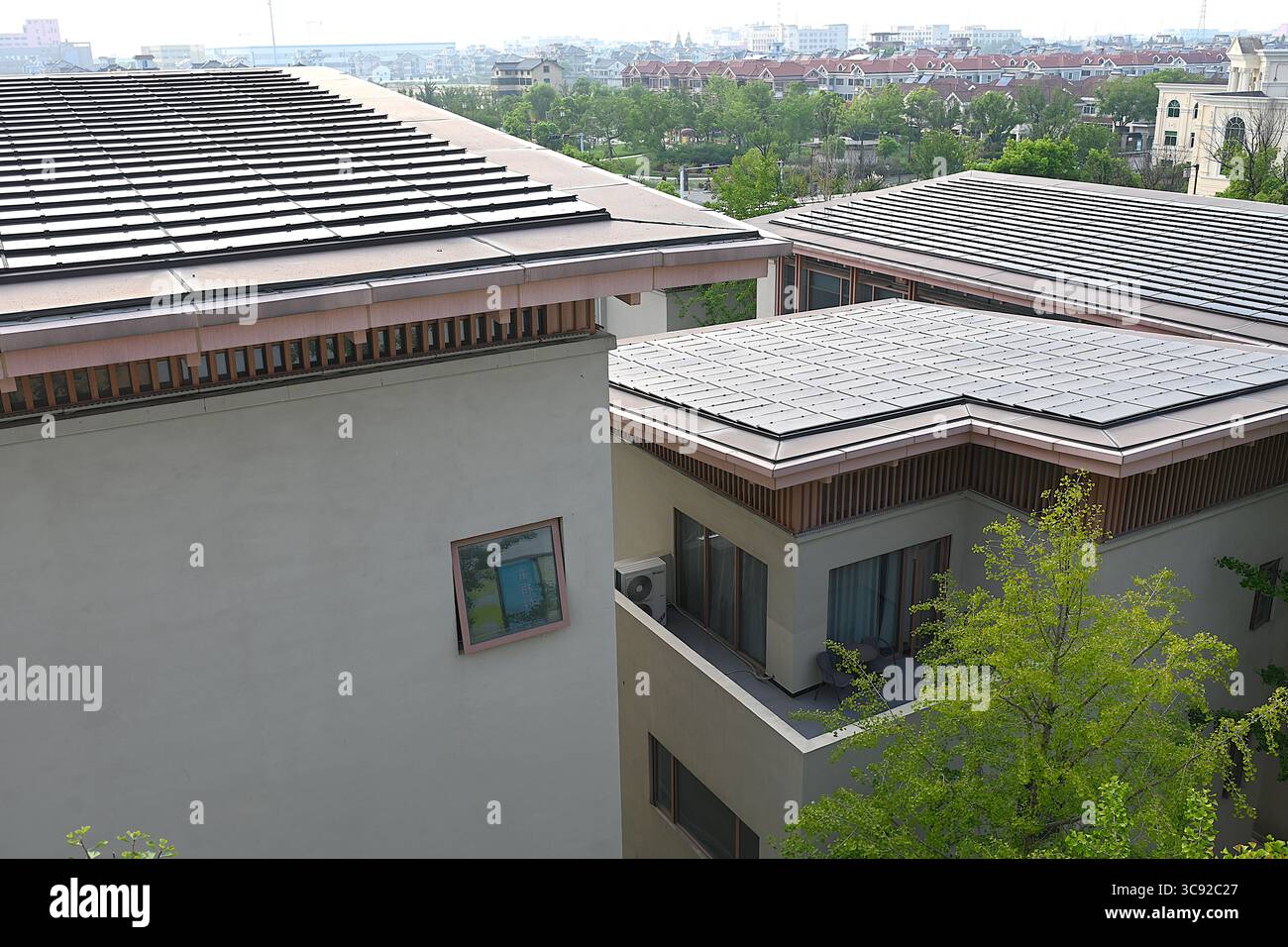 (250805) -- HANGZHOU, 5 agosto 2025 (Xinhua) -- i pannelli fotovoltaici sul tetto sono raffigurati al villaggio di Meilin nel distretto di Xiaoshan di Hangzhou, nella provincia di Zhejiang nella Cina orientale, il 4 agosto 2025. Meilin, che è stato a lungo un villaggio modello per lo sviluppo rurale, ha esplorato attivamente modi per ridurre l'inquinamento e le emissioni di carbonio negli ultimi anni. Attraverso una serie di misure quali la promozione di progetti fotovoltaici sui tetti, la costruzione di terreni agricoli intelligenti e stazioni integrate di ricarica e stoccaggio fotovoltaico, l'energia pulita viene ampiamente adottata in questo ambito, dando impulso verde alla rivitalizzazione rurale Foto Stock