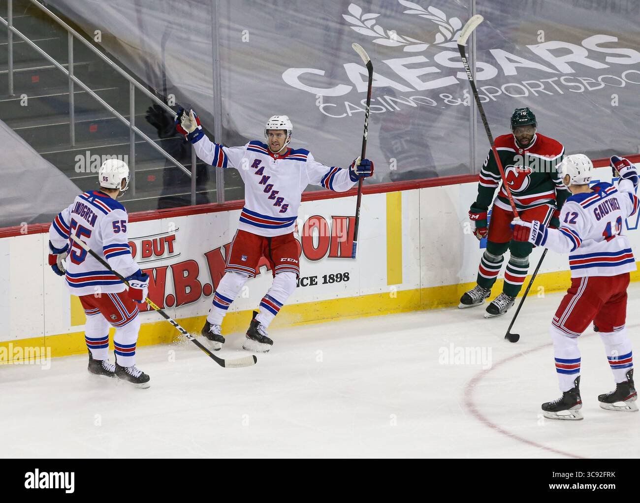 6 marzo 2021: Il centro dei New York Rangers Kevin Rooney (17) celebra il suo primo gol durante una partita della NHL tra i New York Rangers e i New Jersey Devils al Prudential Center di Newark, New Jersey Mike Langish/Cal Sport Media.(immagine di credito: &Copy; Mike Langish/CSM tramite cavo ZUMA) Foto Stock