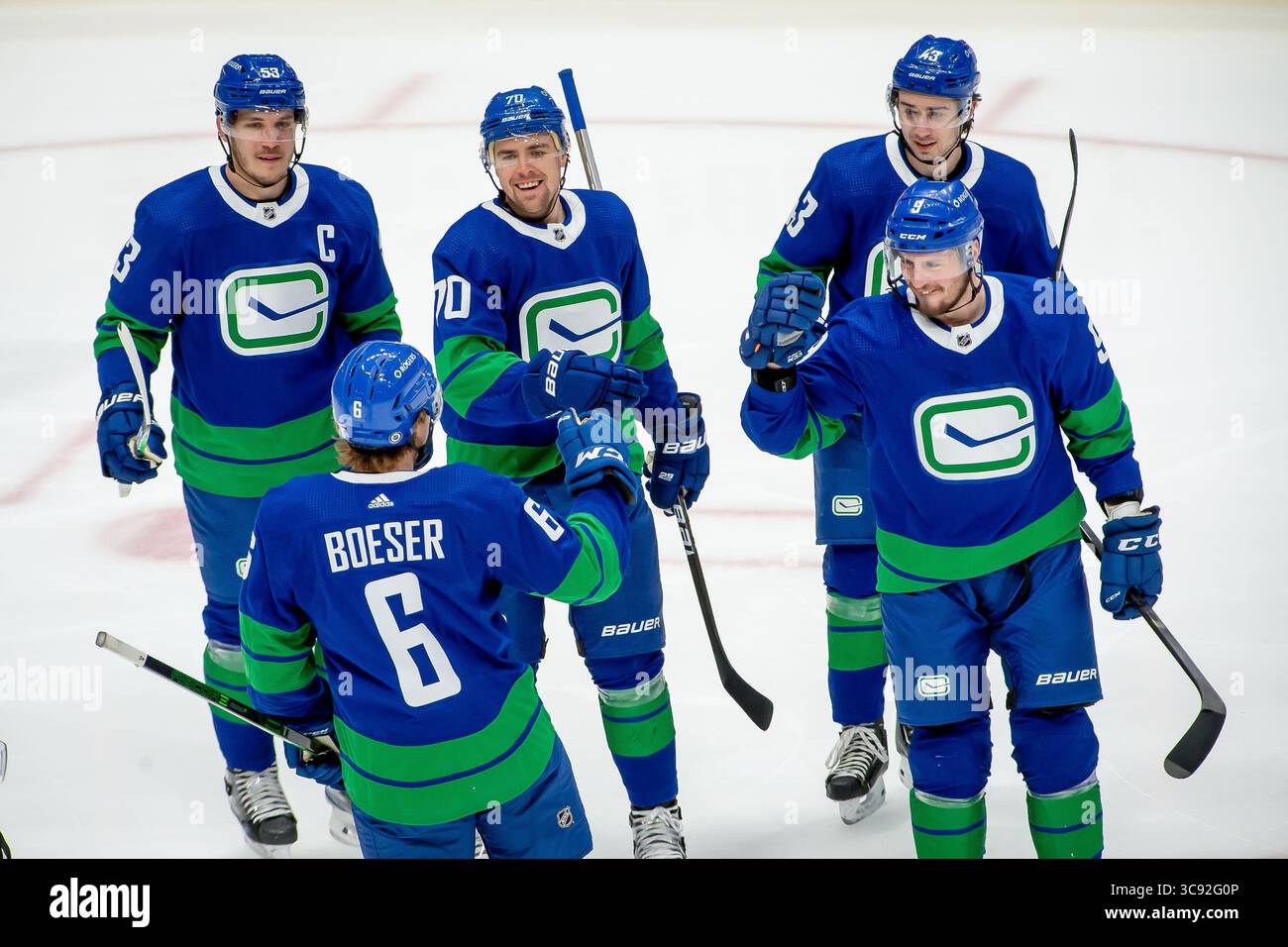 6 marzo 2021: L'ala destra di Canucks Brock Boeser (6) si unisce ai suoi compagni di squadra il centro di Canucks Bo Horvat (53), l'ala sinistra di Canucks Tanner Pearson (70), il difensore dei Canucks Quinn Hughes (43) e il centro di Canucks J.T. Miller (9) per festeggiare il suo gol durante la partita NHL tra i Toronto Maple Leafs e i Vancouver Canucks alla Rogers Arena di Vancouver Canucks. Dom Gagne/CSM(immagine di credito: &Copy; dom Gagne/CSM tramite cavo ZUMA) Foto Stock