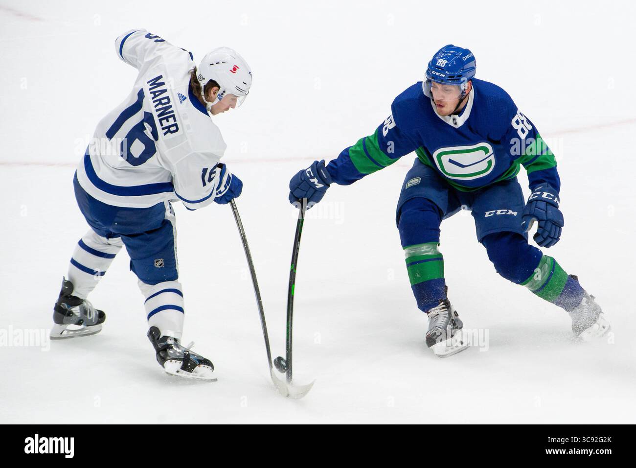 6 marzo 2021: Il difensore dei Canucks Nate Schmidt (88) blocca il tiro dell'ala destra dei Maple Leafs Mitchell Marner (16) durante la partita in NHL tra i Toronto Maple Leafs e i Vancouver Canucks alla Rogers Arena di Vancouver, Canada. Dom Gagne/CSM(immagine di credito: &Copy; dom Gagne/CSM tramite cavo ZUMA) Foto Stock