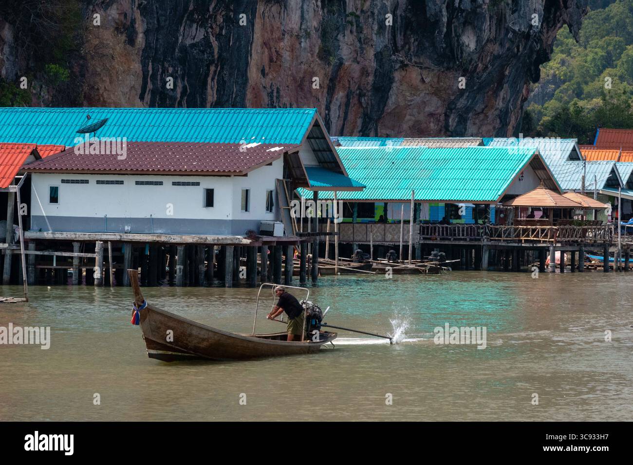 22 marzo 2019, Koh Panyee, Thailandia: Pescatore su una barca a coda lunga a Koh Panyee, uno dei tipici villaggi musulmani di regionÂ. (Immagine di credito: © Sergio Pitamitz/VW Pics via ZUMA Wire) Foto Stock