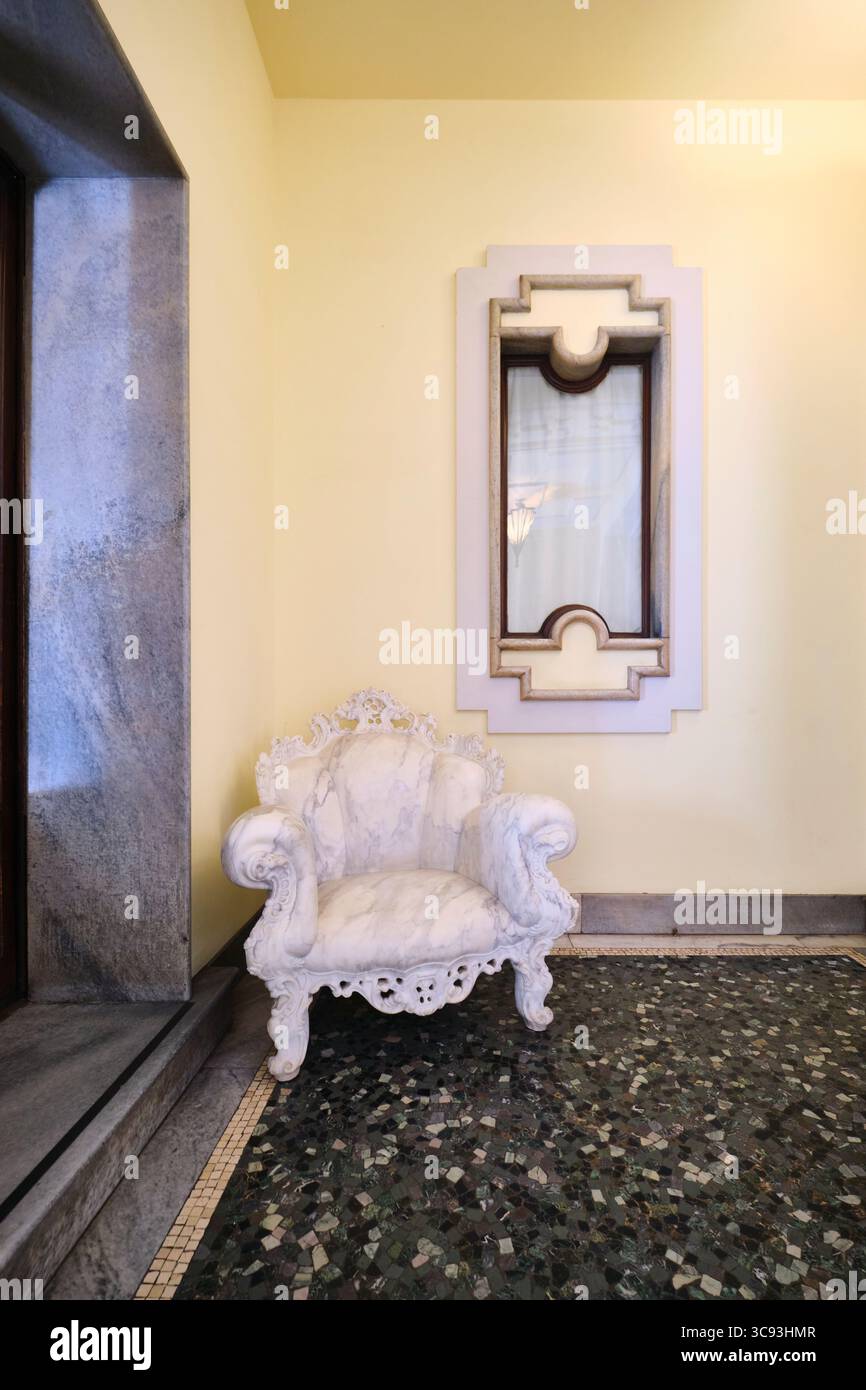 Nella lobby al piano terra, una sedia originale e originale realizzata in marmo venato bianco. Presso la Casa Museo boschi di Stefano di Milano, Italia. Foto Stock