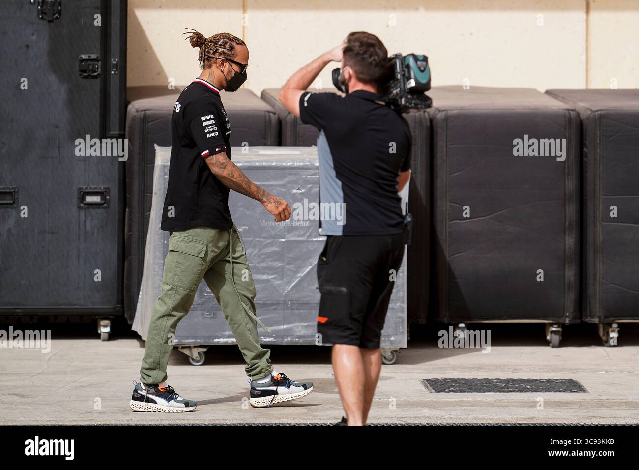 13 marzo 2021, Sakhir, Bahrein: LEWIS HAMILTON della Gran Bretagna e il team Mercedes-AMG F1 arriva in pista prima del secondo giorno dei test pre-stagionali FIA di Formula 1 2021 al Bahrain International Circuit di Sakhir, in Bahrein. (Immagine di credito: © James Gasperotti/ZUMA Wire) Foto Stock
