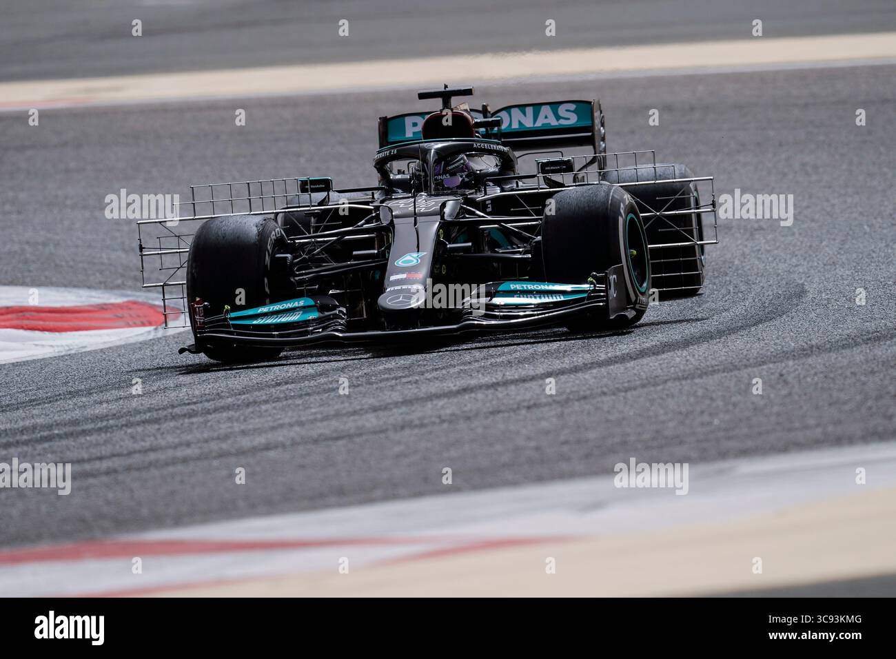 13 marzo 2021, Sakhir, Bahrein: LEWIS HAMILTON della Gran Bretagna e il team Mercedes-AMG F1 guidano durante il secondo giorno dei test pre-stagionali di Formula 1 FIA 2021 sul circuito Internazionale del Bahrain a Sakhir, in Bahrein. (Immagine di credito: © James Gasperotti/ZUMA Wire) Foto Stock