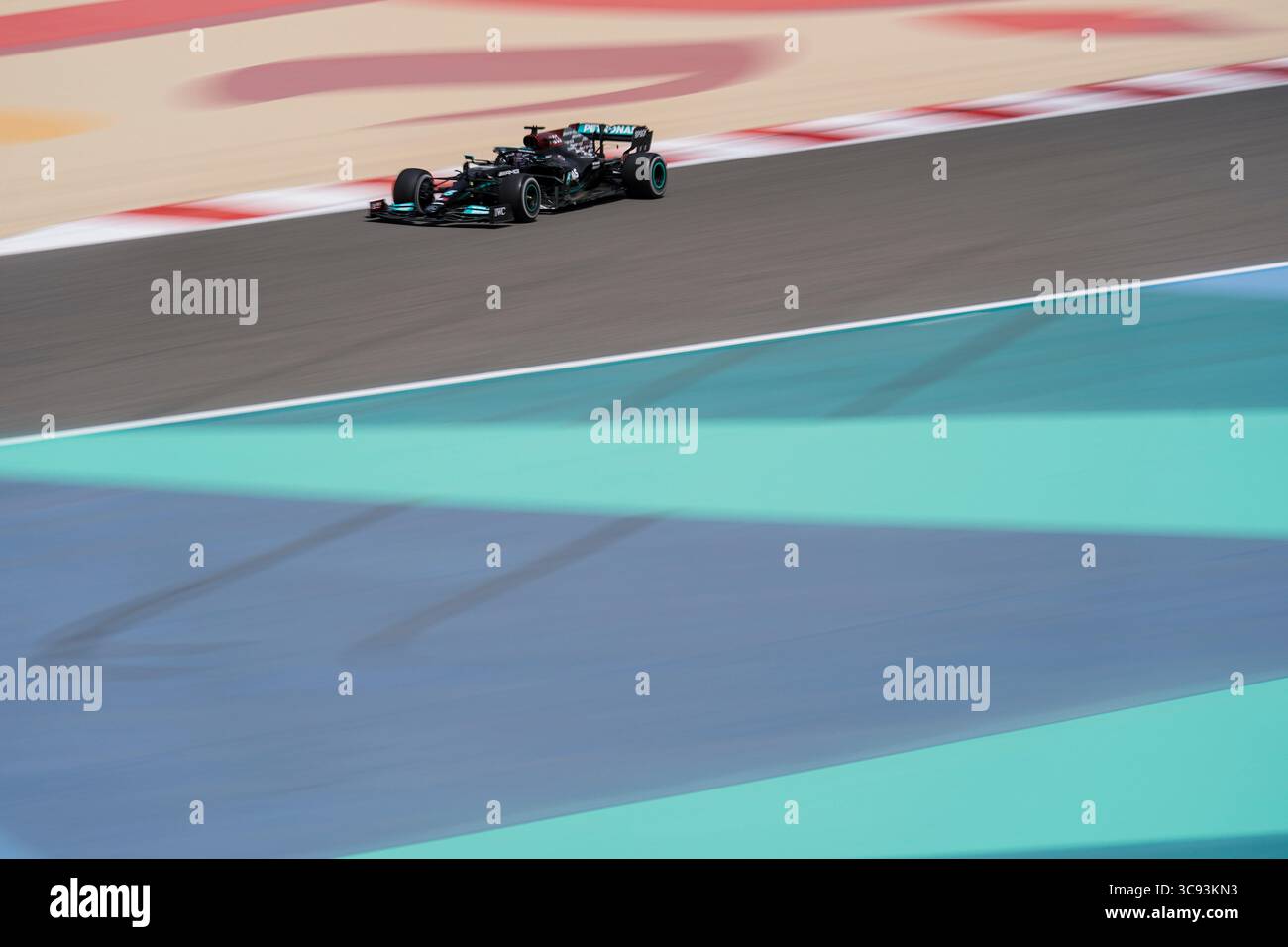 13 marzo 2021, Sakhir, Bahrein: LEWIS HAMILTON della Gran Bretagna e il team Mercedes-AMG F1 guidano durante il secondo giorno dei test pre-stagionali di Formula 1 FIA 2021 sul circuito Internazionale del Bahrain a Sakhir, in Bahrein. (Immagine di credito: © James Gasperotti/ZUMA Wire) Foto Stock