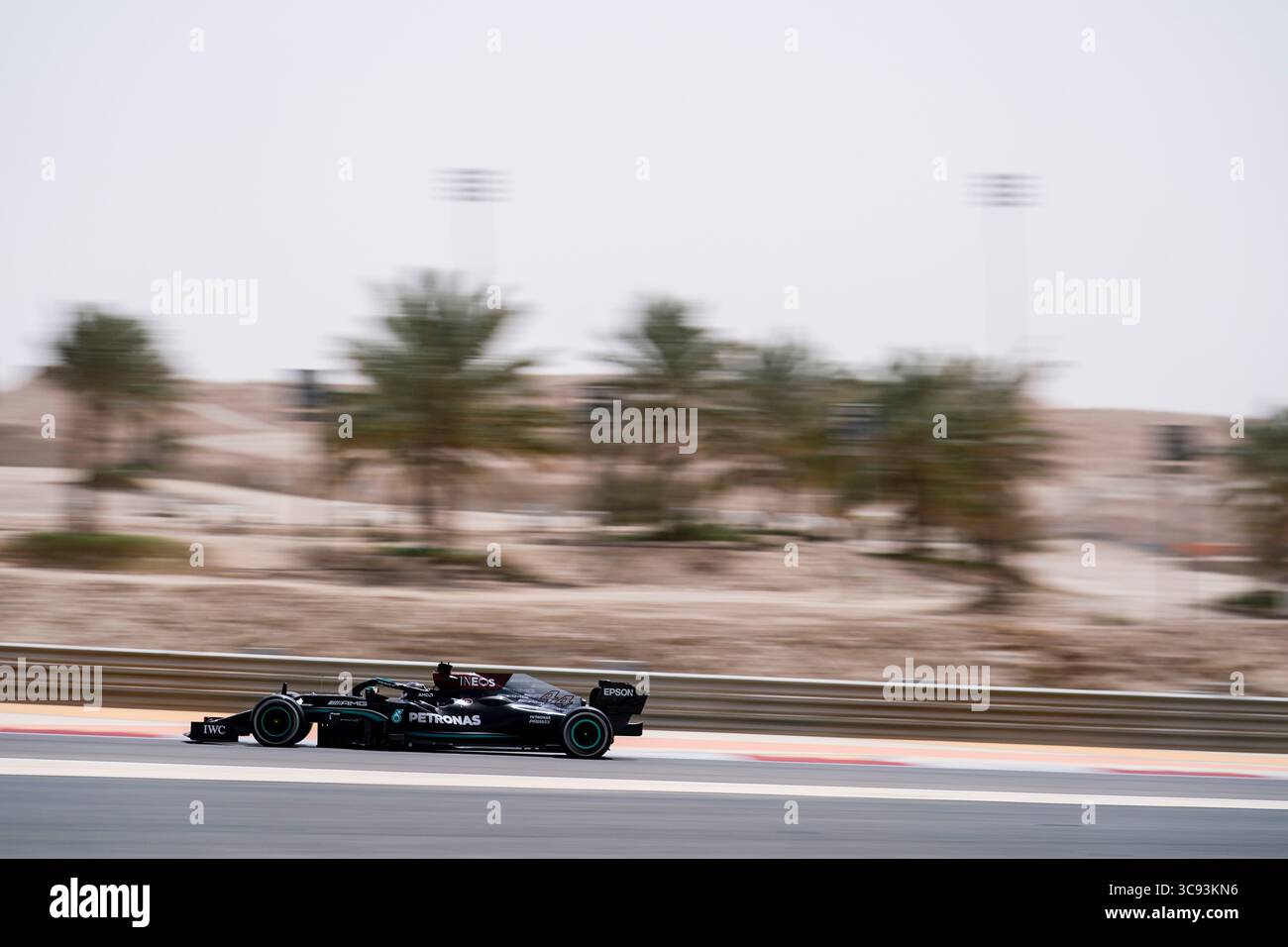 13 marzo 2021, Sakhir, Bahrein: LEWIS HAMILTON della Gran Bretagna e il team Mercedes-AMG F1 guidano durante il secondo giorno dei test pre-stagionali di Formula 1 FIA 2021 sul circuito Internazionale del Bahrain a Sakhir, in Bahrein. (Immagine di credito: © James Gasperotti/ZUMA Wire) Foto Stock