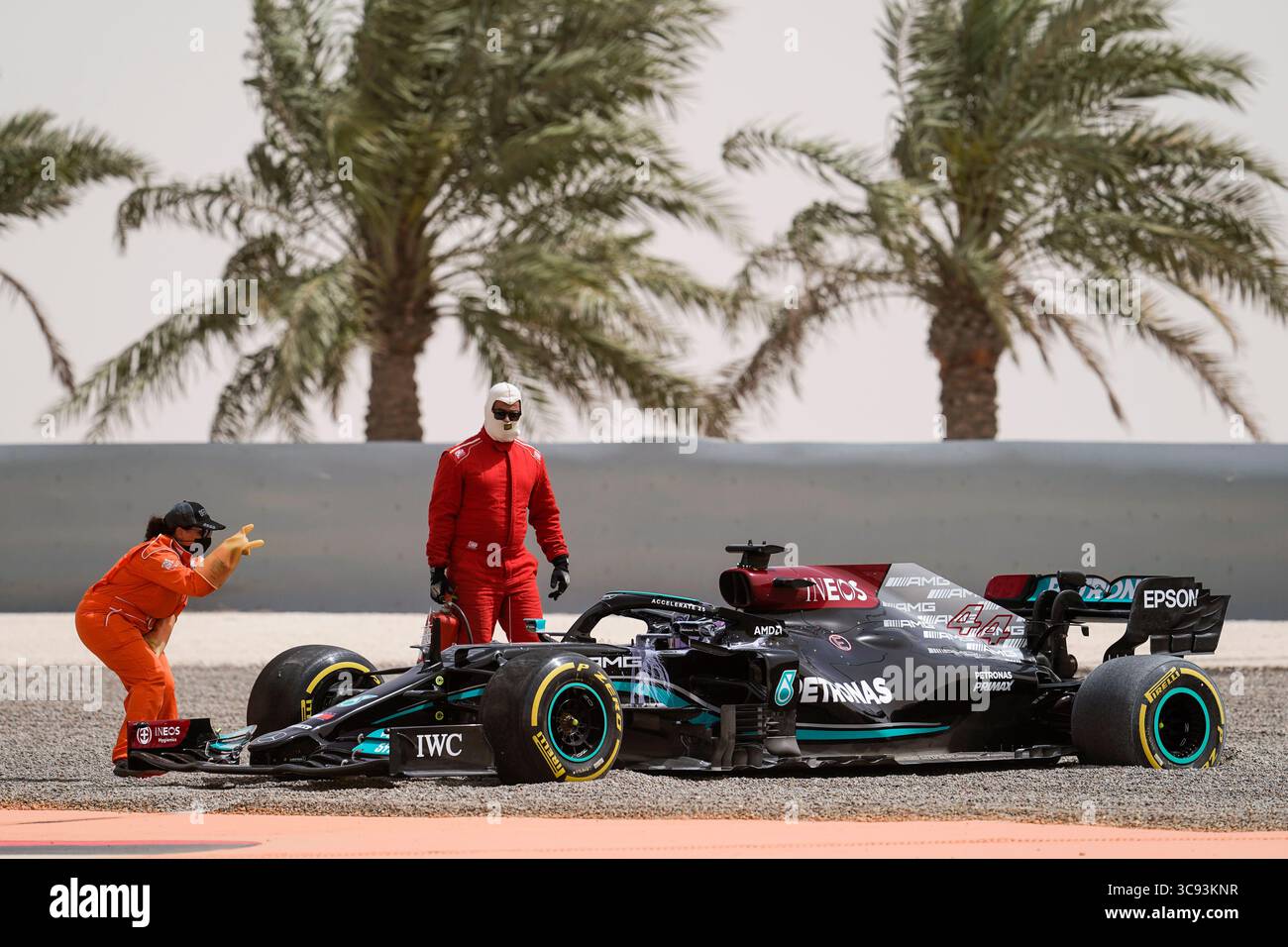 13 marzo 2021, Sakhir, Bahrein: LEWIS HAMILTON del Regno Unito e il team Mercedes-AMG F1 nella ghiaia durante il secondo giorno dei test pre-stagionali di Formula 1 FIA 2021 al Bahrain International Circuit di Sakhir, in Bahrein. (Immagine di credito: © James Gasperotti/ZUMA Wire) Foto Stock