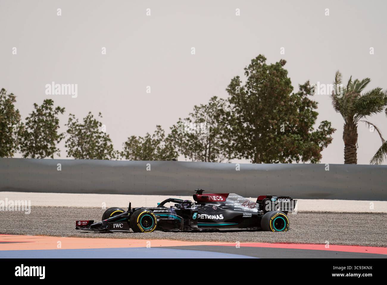 13 marzo 2021, Sakhir, Bahrein: LEWIS HAMILTON del Regno Unito e il team Mercedes-AMG F1 nella ghiaia durante il secondo giorno dei test pre-stagionali di Formula 1 FIA 2021 al Bahrain International Circuit di Sakhir, in Bahrein. (Immagine di credito: © James Gasperotti/ZUMA Wire) Foto Stock