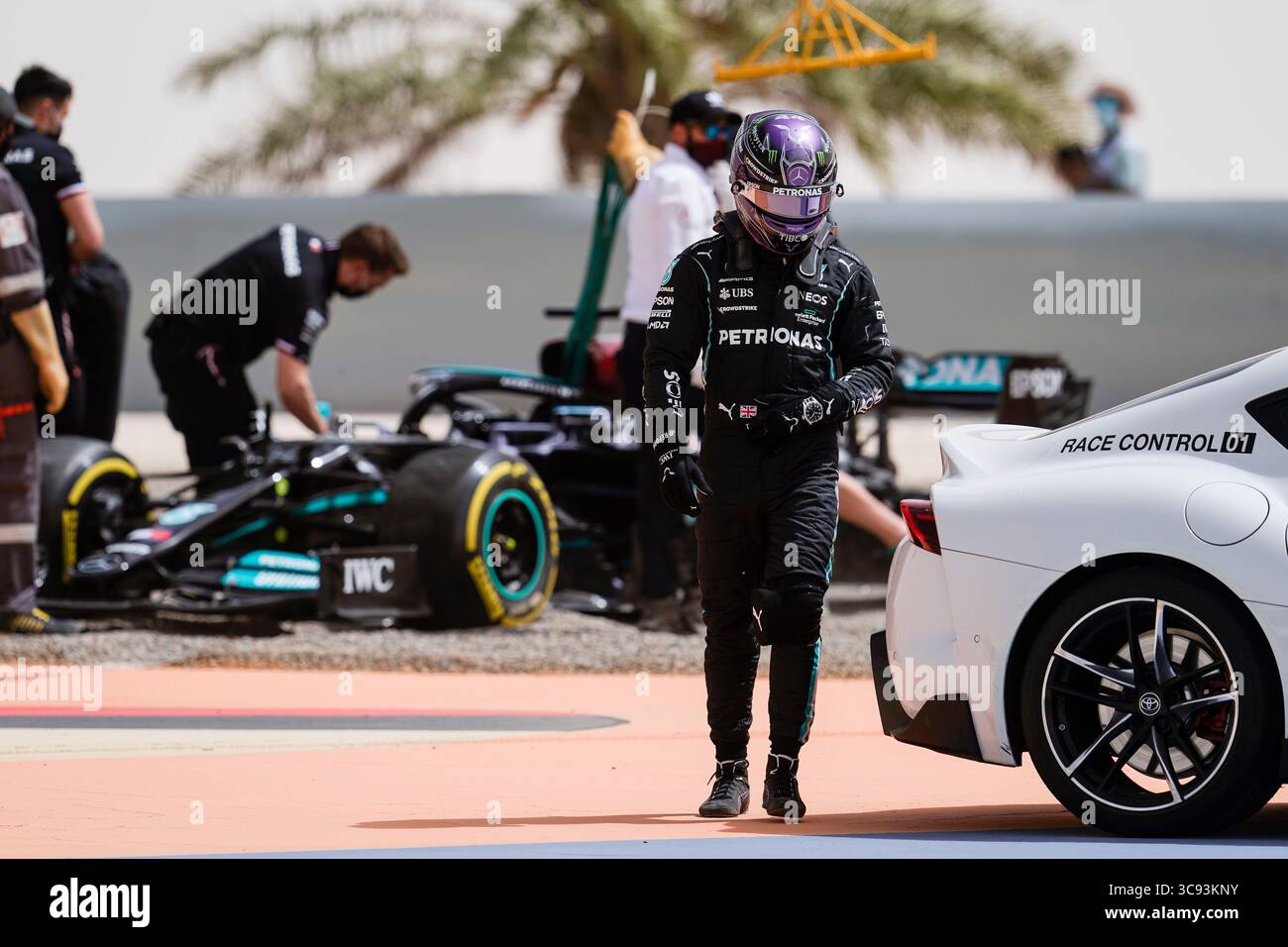 13 marzo 2021, Sakhir, Bahrein: LEWIS HAMILTON del Regno Unito e del team Mercedes-AMG F1 dopo aver finito nella ghiaia durante il secondo giorno dei test pre-stagionali di Formula 1 2021 della FIA al Bahrain International Circuit di Sakhir, in Bahrain. (Immagine di credito: © James Gasperotti/ZUMA Wire) Foto Stock