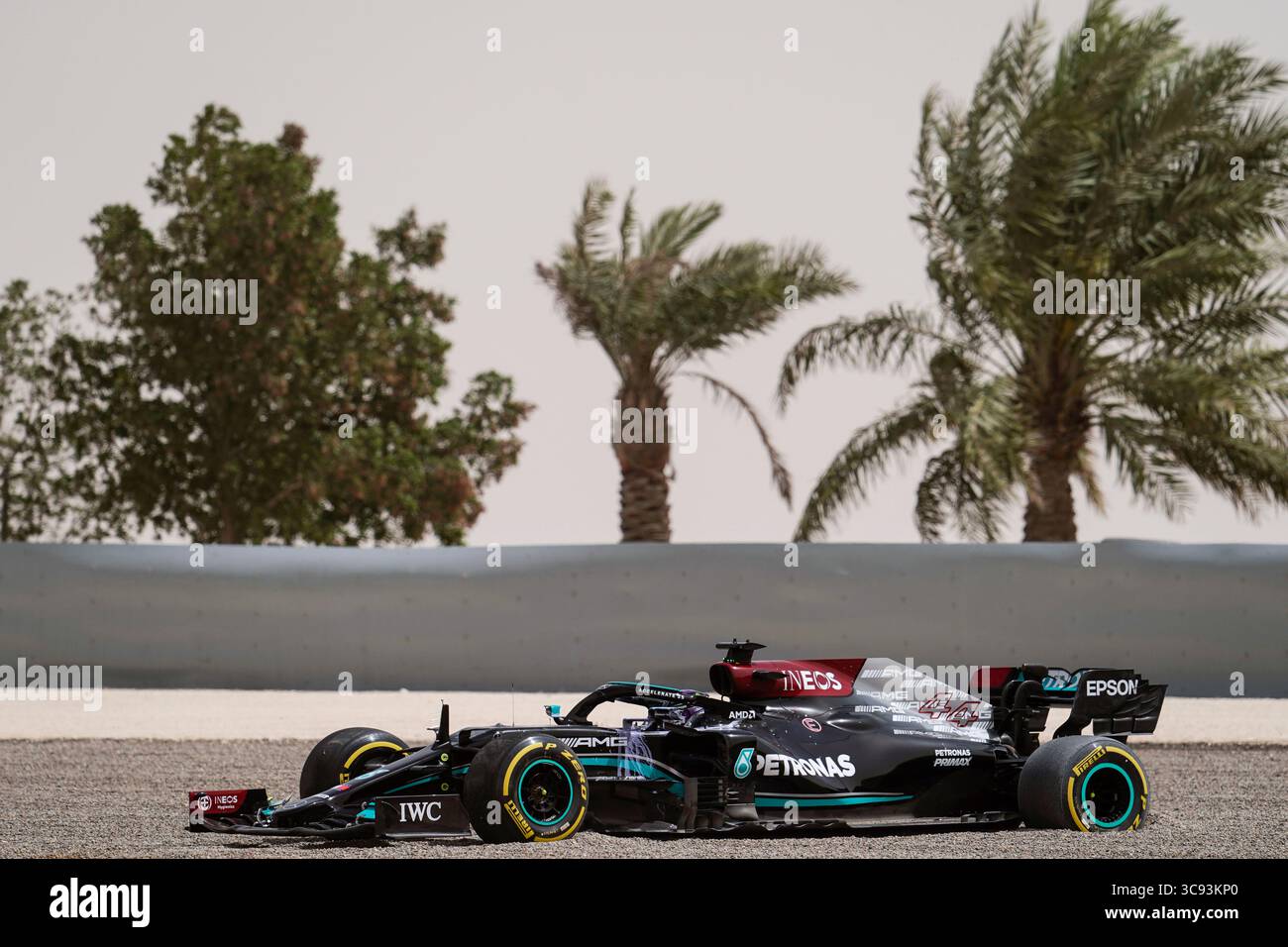 13 marzo 2021, Sakhir, Bahrein: LEWIS HAMILTON del Regno Unito e il team Mercedes-AMG F1 nella ghiaia durante il secondo giorno dei test pre-stagionali di Formula 1 FIA 2021 al Bahrain International Circuit di Sakhir, in Bahrein. (Immagine di credito: © James Gasperotti/ZUMA Wire) Foto Stock