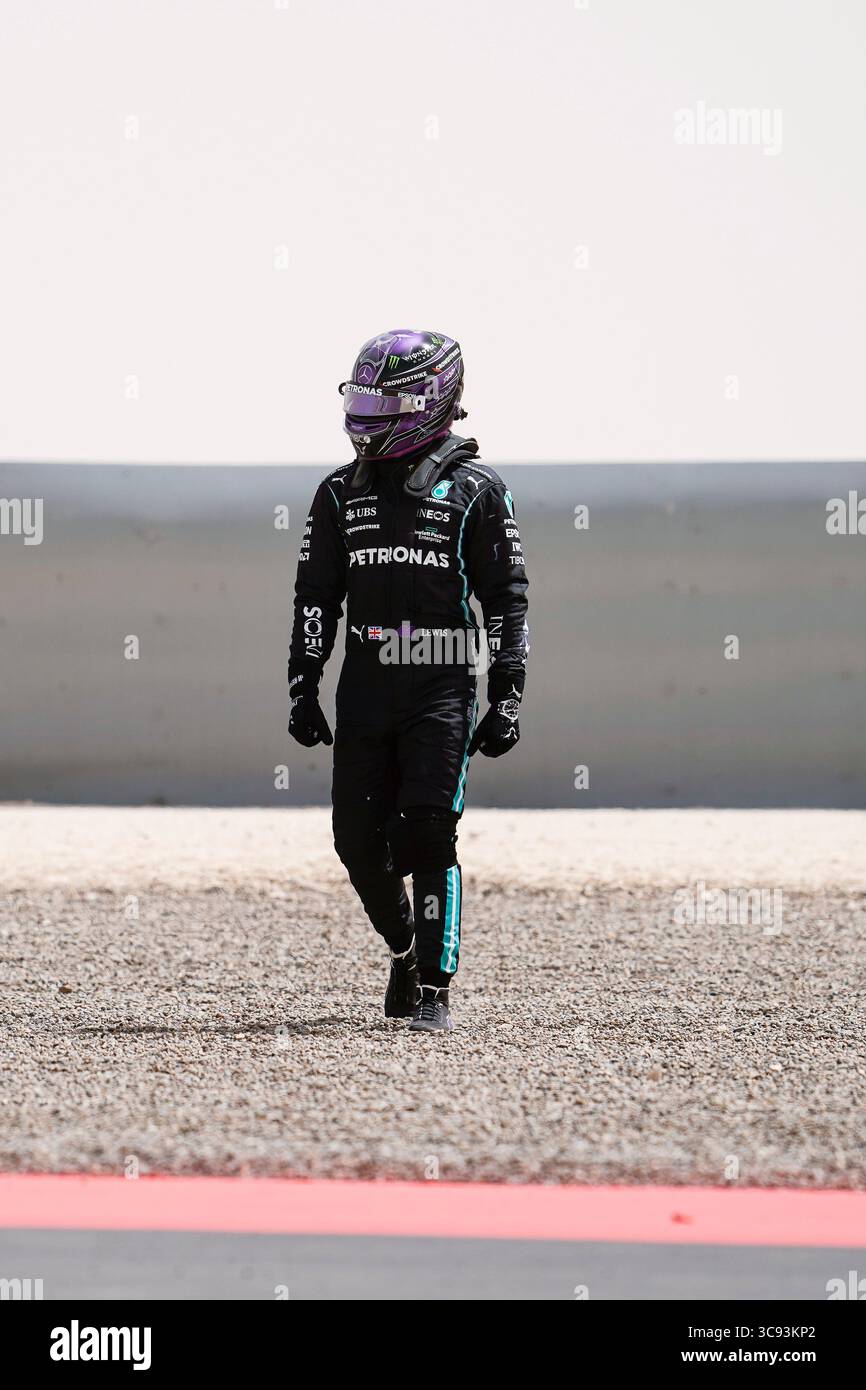 13 marzo 2021, Sakhir, Bahrein: LEWIS HAMILTON del Regno Unito e del team Mercedes-AMG F1 dopo aver finito sulla ghiaia durante il secondo giorno dei test pre-stagionali di Formula 1 2021 della FIA al Bahrain International Circuit di Sakhir, in Bahrein. (Immagine di credito: © James Gasperotti/ZUMA Wire) Foto Stock