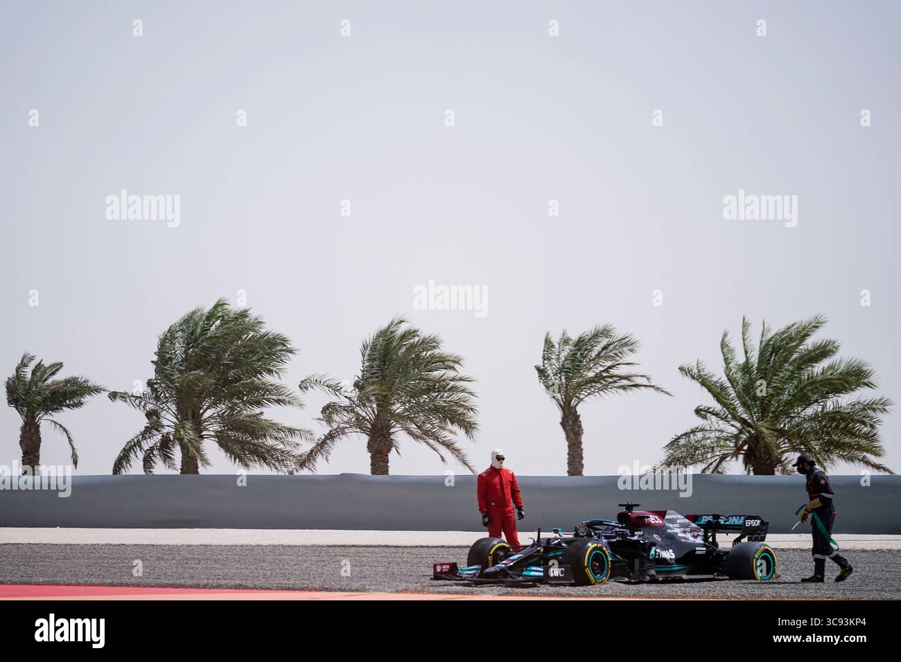 13 marzo 2021, Sakhir, Bahrein: LEWIS HAMILTON del Regno Unito e il team Mercedes-AMG F1 nella ghiaia durante il secondo giorno dei test pre-stagionali di Formula 1 FIA 2021 al Bahrain International Circuit di Sakhir, in Bahrein. (Immagine di credito: © James Gasperotti/ZUMA Wire) Foto Stock