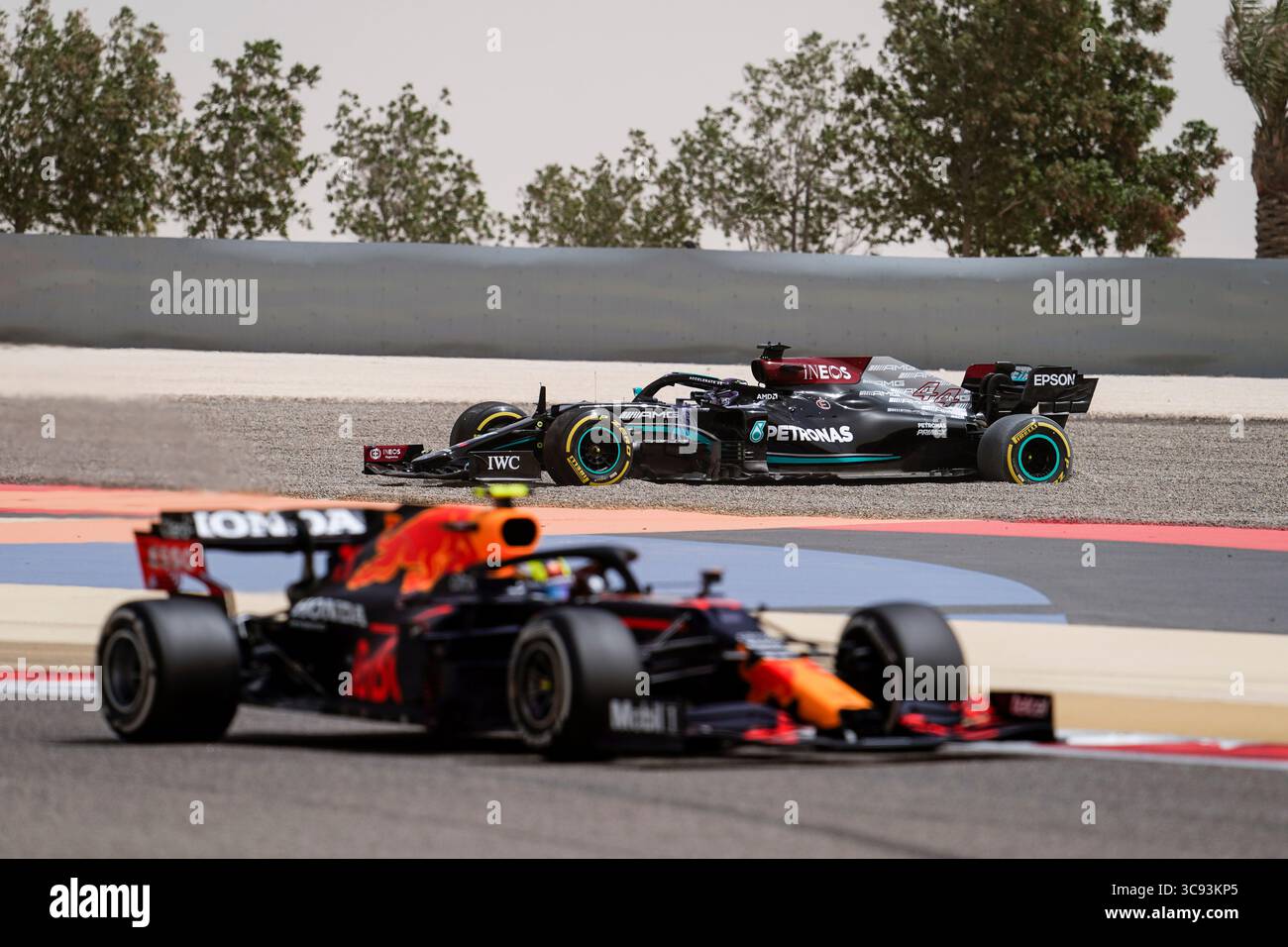 13 marzo 2021, Sakhir, Bahrein: LEWIS HAMILTON del Regno Unito e il team Mercedes-AMG F1 nella ghiaia come SERGIO PEREZ del Messico e Red Bull Racing guidano durante il secondo giorno dei test pre-stagionali di Formula 1 della FIA 2021 al Bahrain International Circuit di Sakhir, Bahrain. (Immagine di credito: © James Gasperotti/ZUMA Wire) Foto Stock