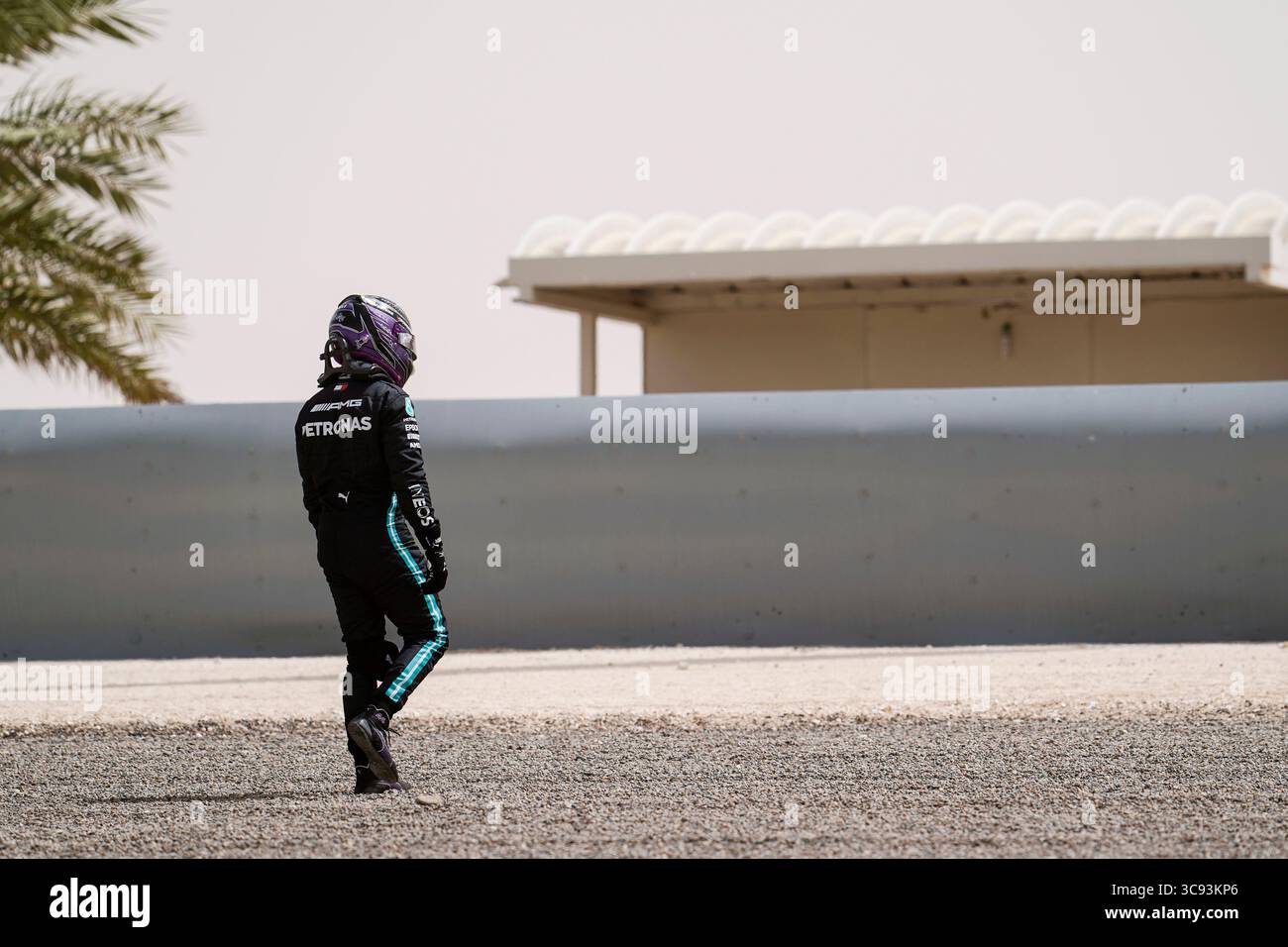 13 marzo 2021, Sakhir, Bahrein: LEWIS HAMILTON del Regno Unito e il team Mercedes-AMG F1 abbandona la vettura dopo essere finito sulla ghiaia durante il secondo giorno dei test pre-stagionali di Formula 1 2021 della FIA al Bahrain International Circuit di Sakhir, in Bahrain. (Immagine di credito: © James Gasperotti/ZUMA Wire) Foto Stock