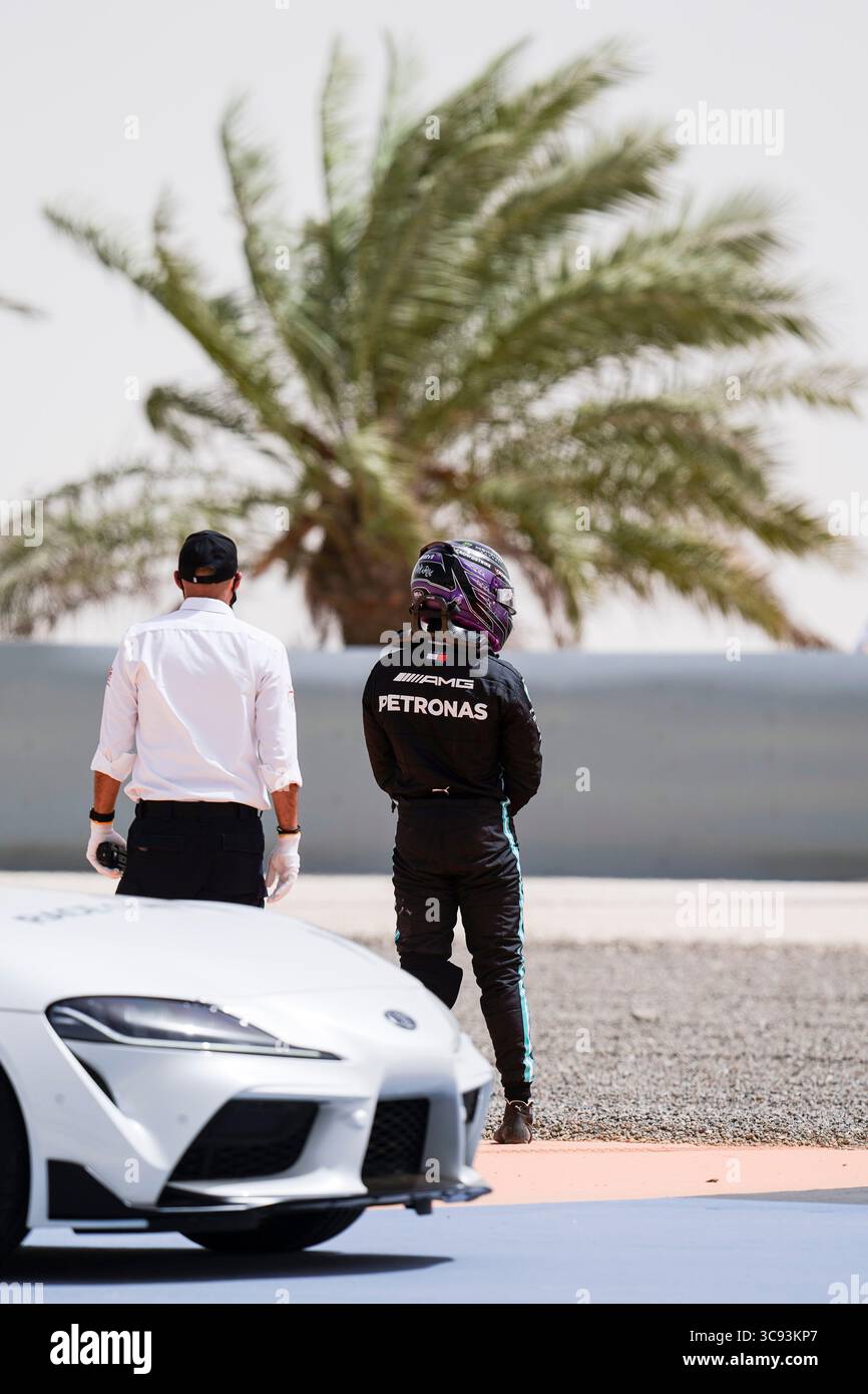 13 marzo 2021, Sakhir, Bahrein: LEWIS HAMILTON del Regno Unito e del team Mercedes-AMG F1 dopo aver finito nella ghiaia durante il secondo giorno dei test pre-stagionali di Formula 1 2021 della FIA al Bahrain International Circuit di Sakhir, in Bahrain. (Immagine di credito: © James Gasperotti/ZUMA Wire) Foto Stock