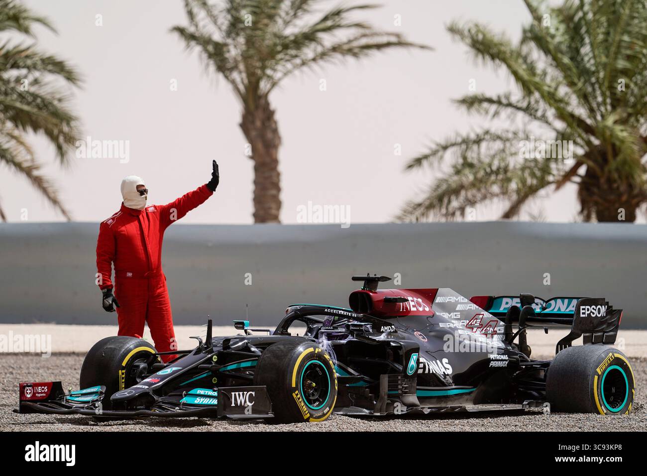 13 marzo 2021, Sakhir, Bahrein: LEWIS HAMILTON del Regno Unito e il team Mercedes-AMG F1 nella ghiaia durante il secondo giorno dei test pre-stagionali di Formula 1 FIA 2021 al Bahrain International Circuit di Sakhir, in Bahrein. (Immagine di credito: © James Gasperotti/ZUMA Wire) Foto Stock