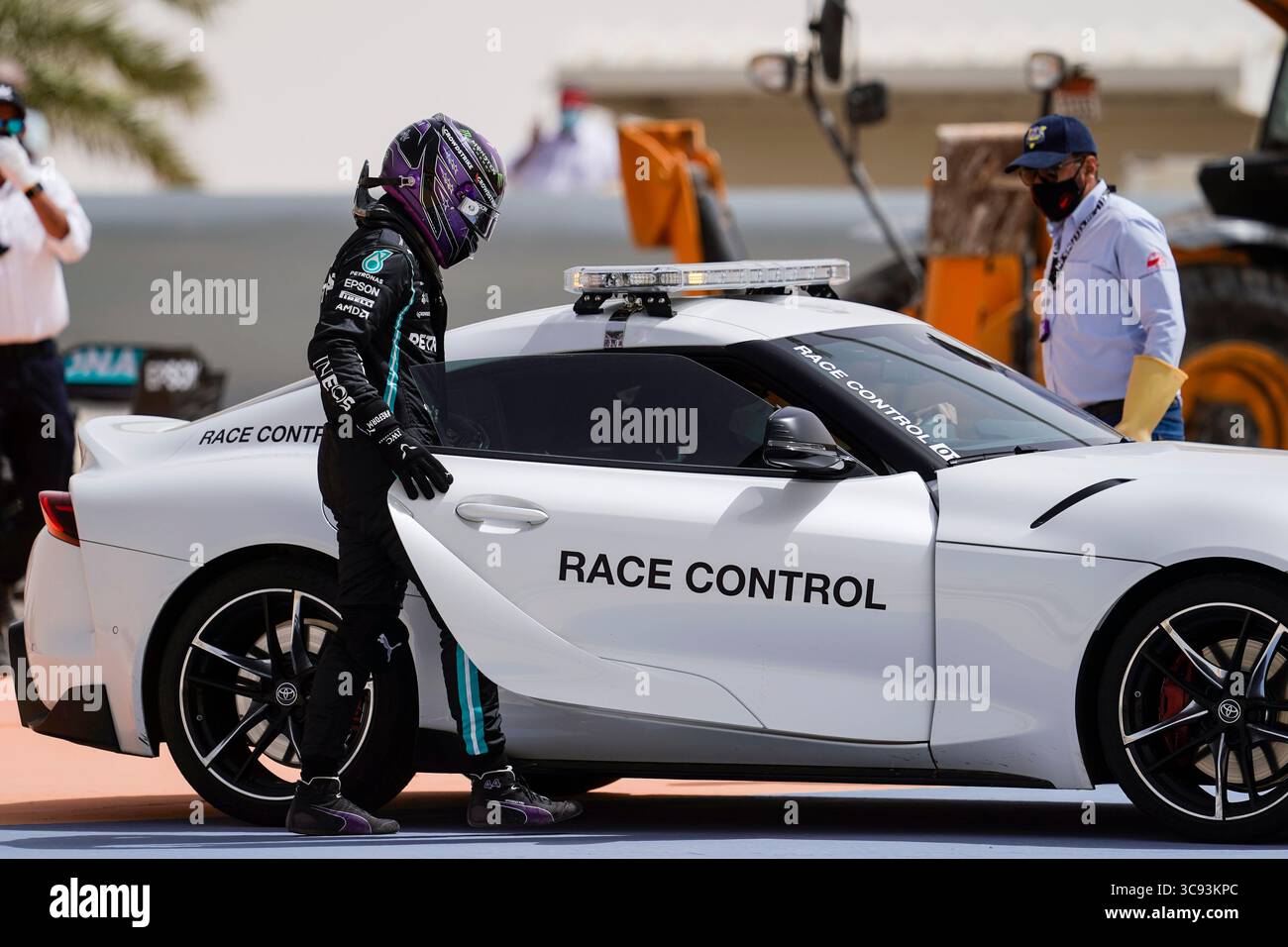 13 marzo 2021, Sakhir, Bahrein: LEWIS HAMILTON del Regno Unito e del team Mercedes-AMG F1 dopo aver finito nella ghiaia durante il secondo giorno dei test pre-stagionali di Formula 1 2021 della FIA al Bahrain International Circuit di Sakhir, in Bahrain. (Immagine di credito: © James Gasperotti/ZUMA Wire) Foto Stock