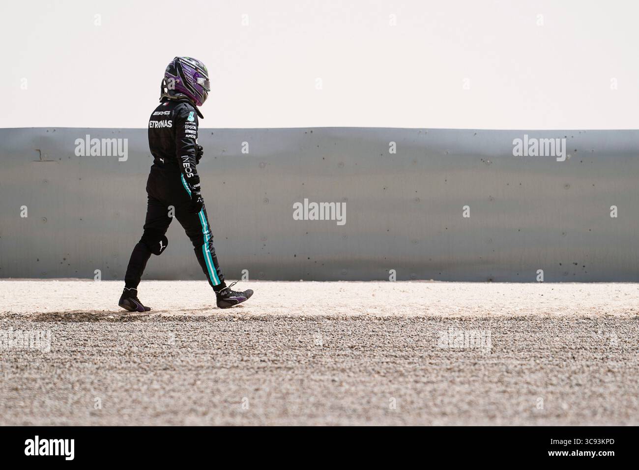 13 marzo 2021, Sakhir, Bahrein: LEWIS HAMILTON del Regno Unito e il team Mercedes-AMG F1 abbandona la vettura dopo essere finito sulla ghiaia durante il secondo giorno dei test pre-stagionali di Formula 1 2021 della FIA al Bahrain International Circuit di Sakhir, in Bahrain. (Immagine di credito: © James Gasperotti/ZUMA Wire) Foto Stock