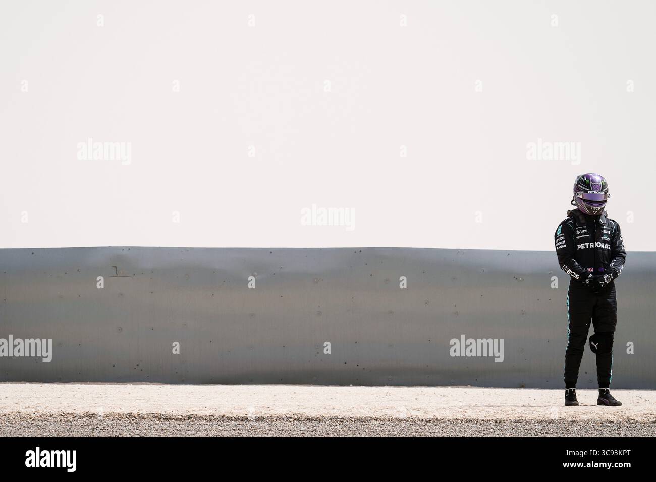 13 marzo 2021, Sakhir, Bahrein: LEWIS HAMILTON del Regno Unito e del team Mercedes-AMG F1 dopo aver finito sulla ghiaia durante il secondo giorno dei test pre-stagionali di Formula 1 2021 della FIA al Bahrain International Circuit di Sakhir, in Bahrein. (Immagine di credito: © James Gasperotti/ZUMA Wire) Foto Stock