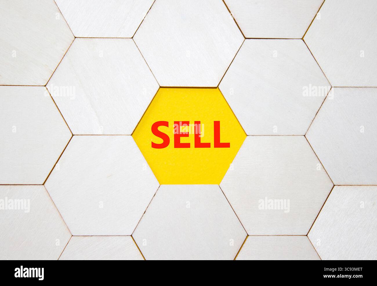 Simbolo di vendita. Concept Word sell su puzzle in legno. Bellissimo sfondo giallo. Concetto di business e vendita. Copia spazio. Foto Stock