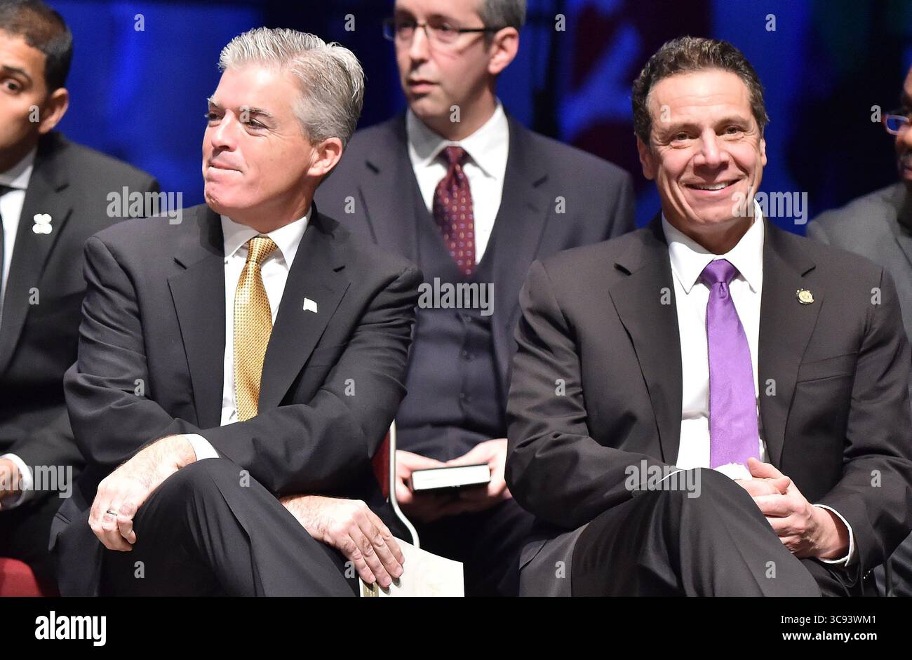 14 marzo 2021, USA: Governatore Andrew M. Cuomo e amministratore delegato della contea di Suffolk Steve Bellone. Con il governatore Cuomo che deve affrontare una forte telefonata per lasciare l'ufficio, Steve Bellone, dirigente della contea di Suffolk, sta facendo passi verso una possibile corsa governatoriale. (Immagine di credito: © TNS via cavo ZUMA) Foto Stock 14 marzo 2021, USA: Governatore Andrew M. Cuomo e amministratore delegato della contea di Suffolk Steve Bellone. Con il governatore Cuomo che deve affrontare una forte telefonata per lasciare l'ufficio, Steve Bellone, dirigente della contea di Suffolk, sta facendo passi verso una possibile corsa governatoriale. (Immagine di credito: © TNS via cavo ZUMA) Foto Stock