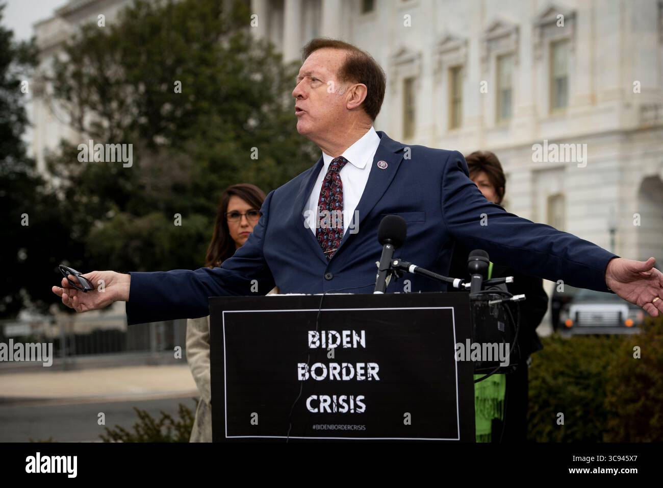 17 marzo 2021, Washington, District of Columbia, USA: Il rappresentante degli Stati Uniti Randy Weber (Repubblicano del Texas) offre osservazioni durante una conferenza stampa del House Freedom Caucus sull'immigrazione al confine meridionale, fuori dal Campidoglio degli Stati Uniti a Washington, DC, mercoledì 17 marzo 2021. Credito: Rod Lamkey / CNP (immagine di credito: © Rod Lamkey - CNP/CNP tramite filo ZUMA) Foto Stock