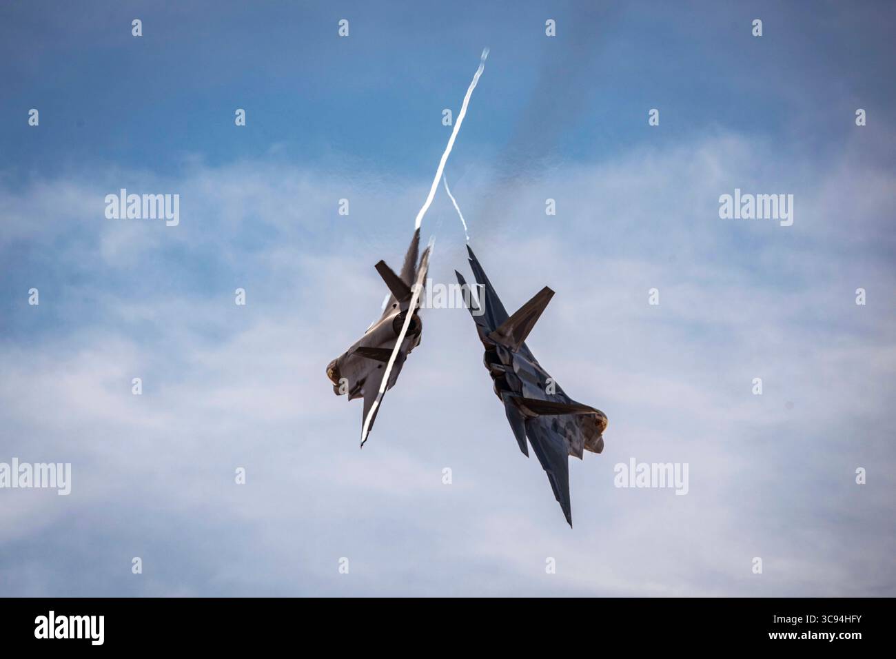 4 marzo 2021 - Davis Monthan Air Force base, Arizona, USA - il maggiore Joshua 'Cabo' Gunderson, il pilota e comandante dell'F-22 Raptor Demonstration Team, e il capitano Kristin 'BEO' Wolfe, F-35A Lightning ll Demonstration Team, pilota e comandante, si allontana da un volo di formazione al 2021 Heritage Flight Training Course, 4 marzo 2021, tenuto presso Davis Monthan Air Force base. L'Heritage Flight Training Course è un evento di addestramento annuale che comprende ciascuna delle squadre di dimostrazione a nave singola dell'Air Combat Command e un assortimento di uccelli da guerra del passato dell'Air Force, tra cui Wo Foto Stock