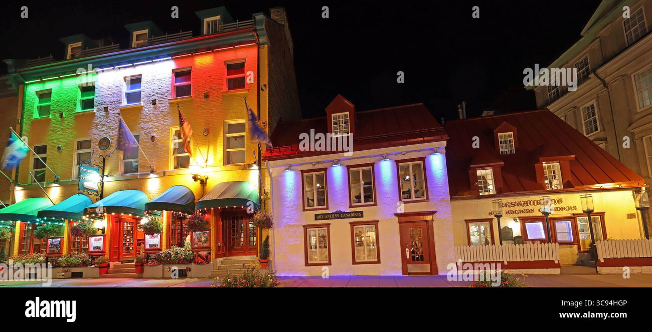I turisti si divertono a passeggiare nelle strade della città vecchia di Quebec City, tra cui i colorati ristoranti illuminati, il Canada Foto Stock