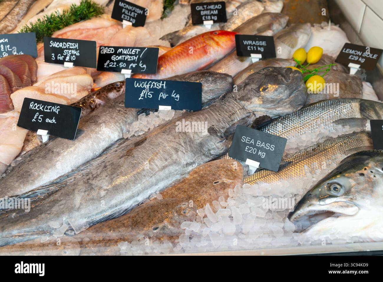 Pesca sul ghiaccio nella vetrina del negozio di pescivendoli, Newton Abbot, Devon, Inghilterra, Regno Unito Foto Stock