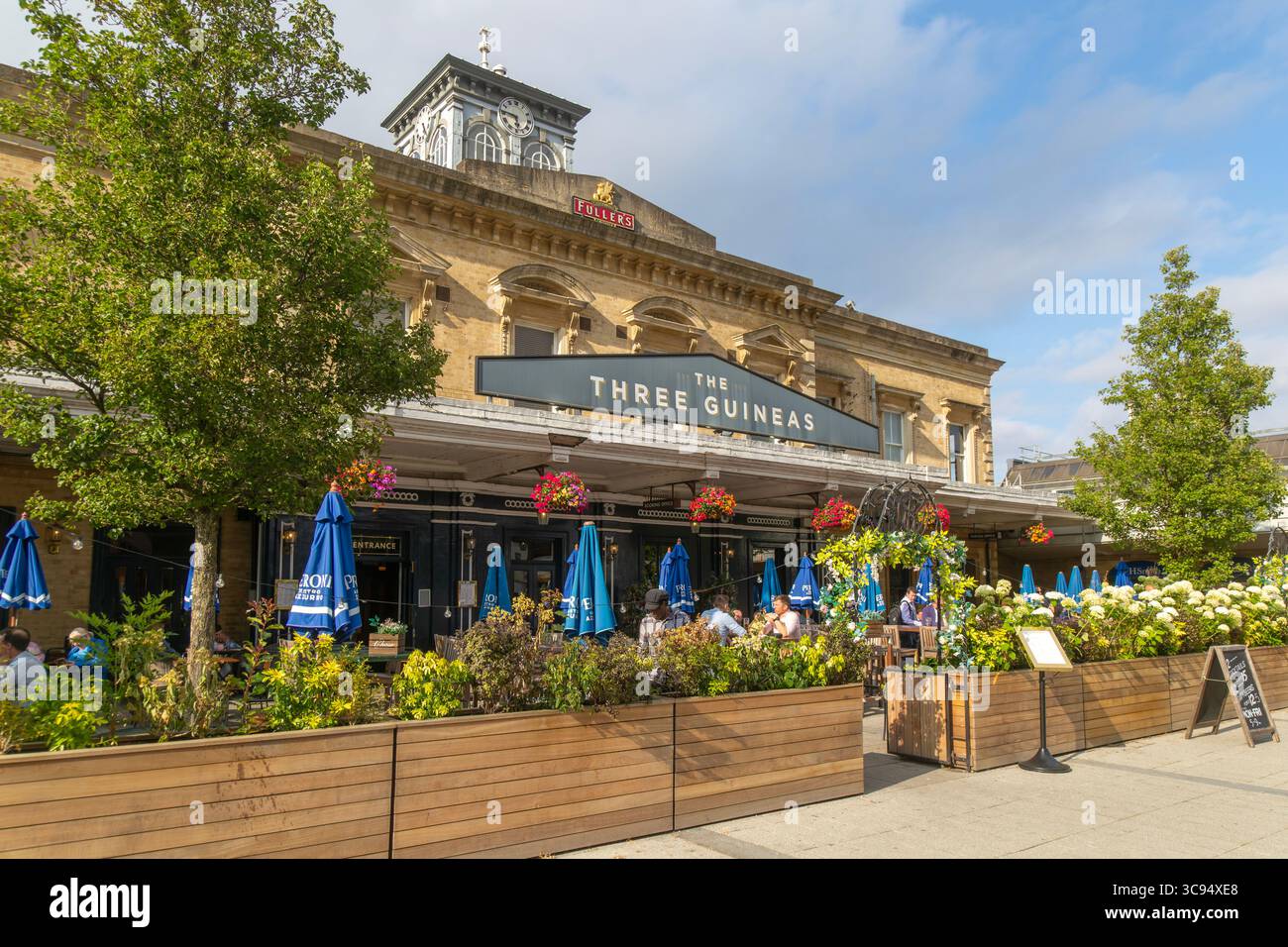 The Three Guineas, Fullers pub, Reading Railway station, Reading, Berkshire, Inghilterra, REGNO UNITO Foto Stock