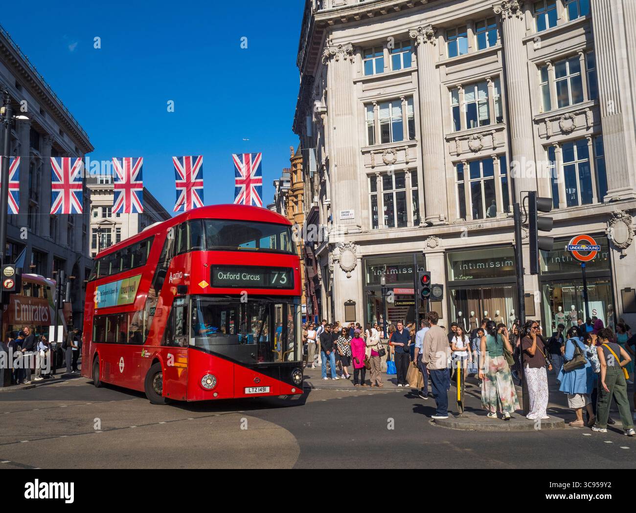 73, Red London Bus, Oxford Circus, incrocio tra Regents Street e Oxford Street, Londra, Inghilterra, Regno Unito, Gran Bretagna. Foto Stock