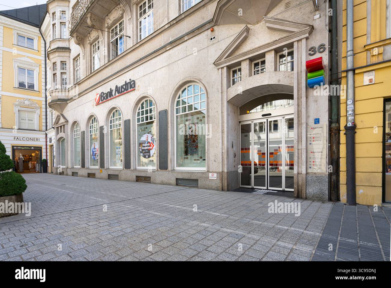 Innsbruck, Austria. 31 luglio 2025. Vista esterna della filiale della Banca d'Austria nel centro della città Foto Stock