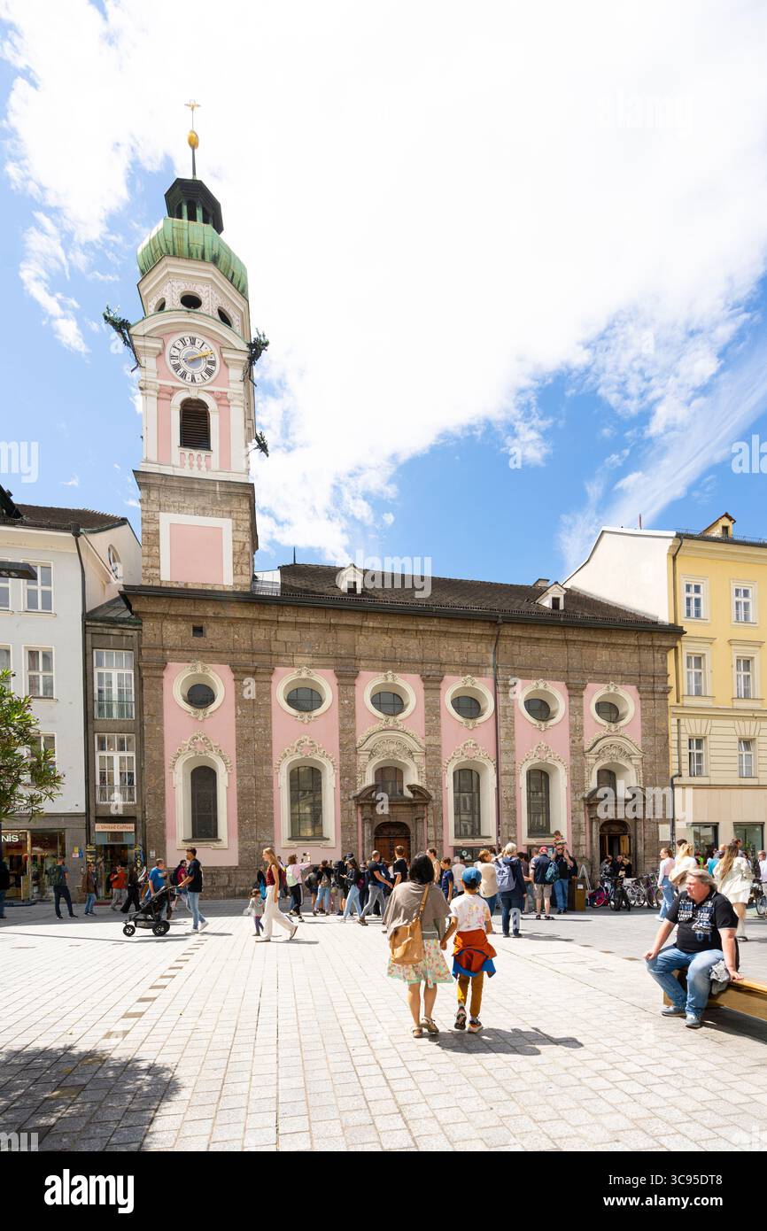 Innsbruck, Austria. 31 luglio 2025. Vista esterna della Chiesa dell'ospedale dello Spirito Santo nel centro della città Foto Stock