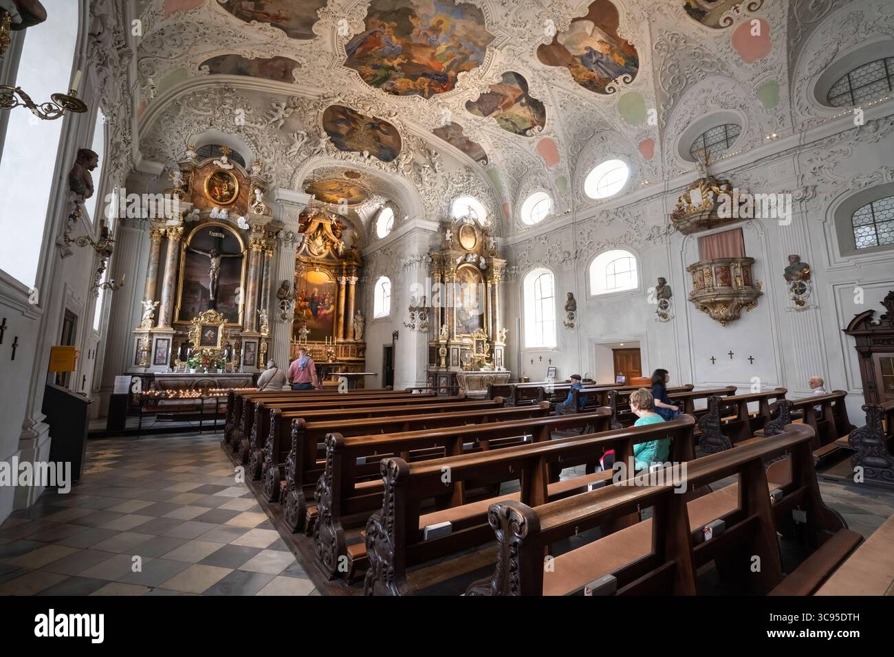 Innsbruck, Austria. 31 luglio 2025. Vista interna della Chiesa dell'ospedale dello Spirito Santo nel centro della città Foto Stock