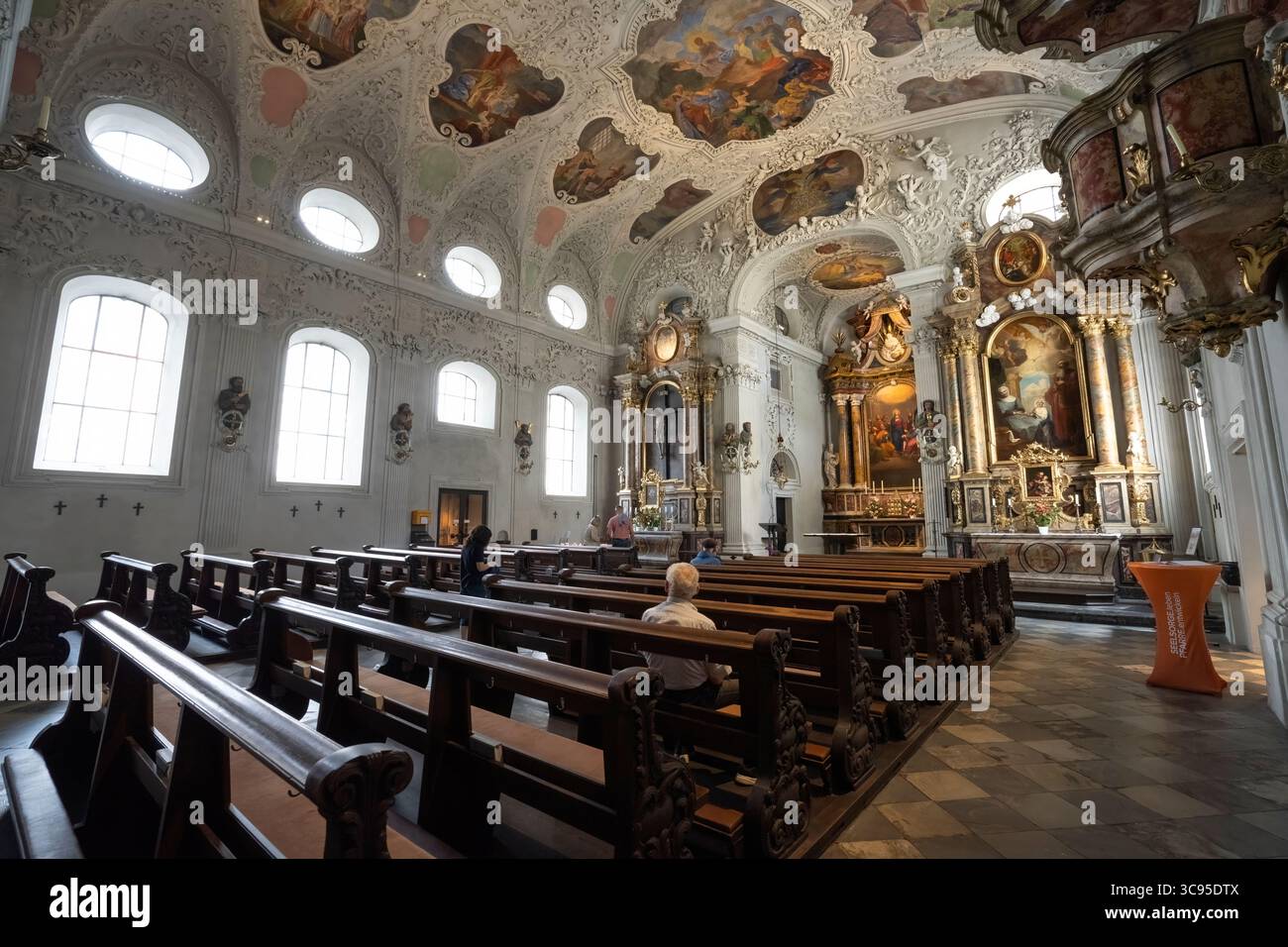 Innsbruck, Austria. 31 luglio 2025. Vista interna della Chiesa dell'ospedale dello Spirito Santo nel centro della città Foto Stock