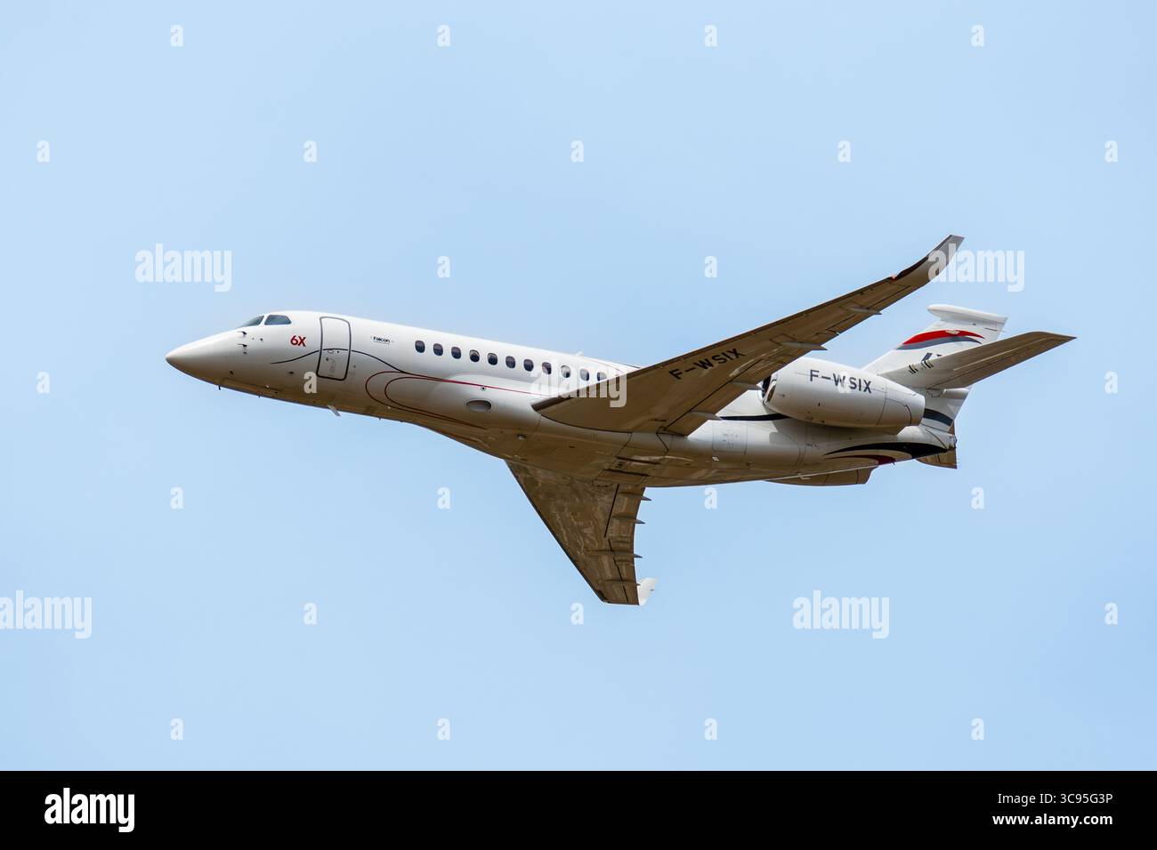 Un Falcon 6X, un grande jet business a lungo raggio sviluppato dal costruttore francese Dassault Aviation, in volo a bassa quota sopra l'aeroporto di Parigi-le Bourget Foto Stock