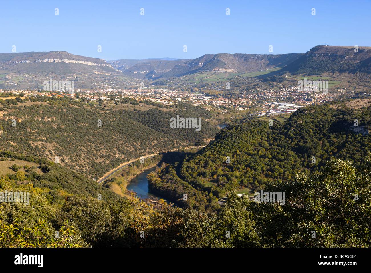 Millau e il fiume Tarn, Aveyron, Occitania, Francia Foto Stock