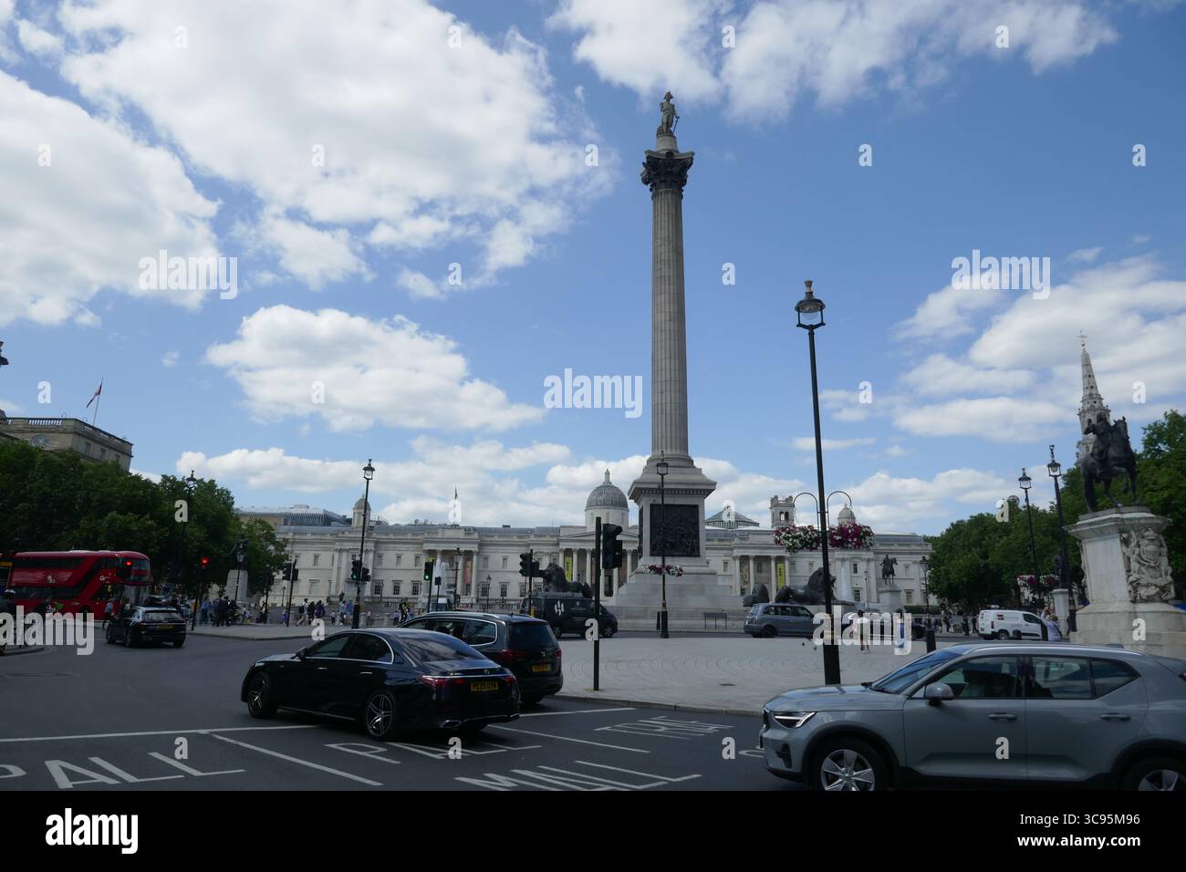 Londra, Inghilterra, Regno Unito 2 giugno 2025 colonna di Nelsons per Horatio Nelson, la National Gallery e Trafalgar Square il 2 giugno 2025 a Londra, Inghilterra, Regno Unito. Foto di Barry King/Alamy Stock Photo Foto Stock